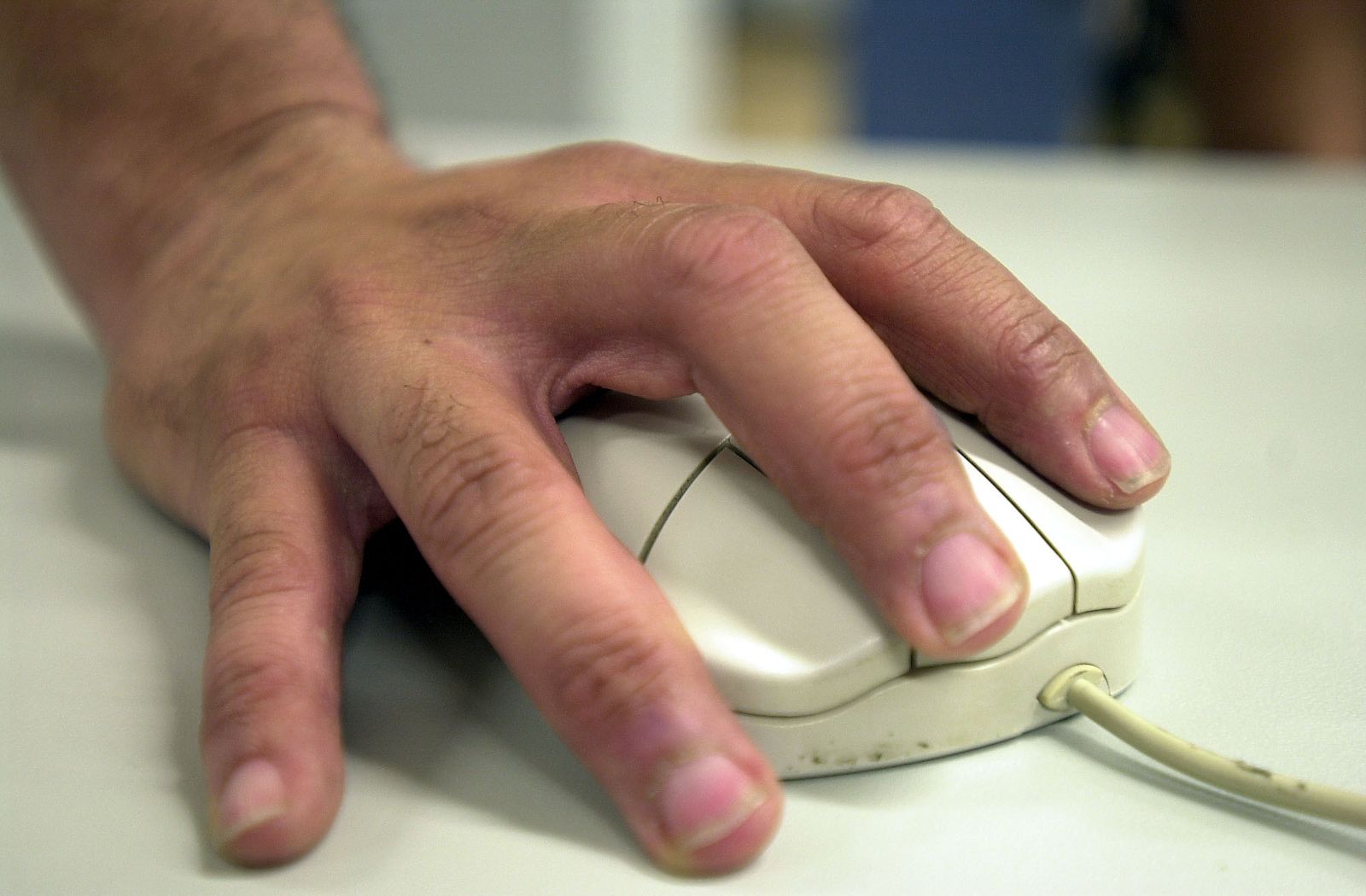 Un hombre usando un ordenador.