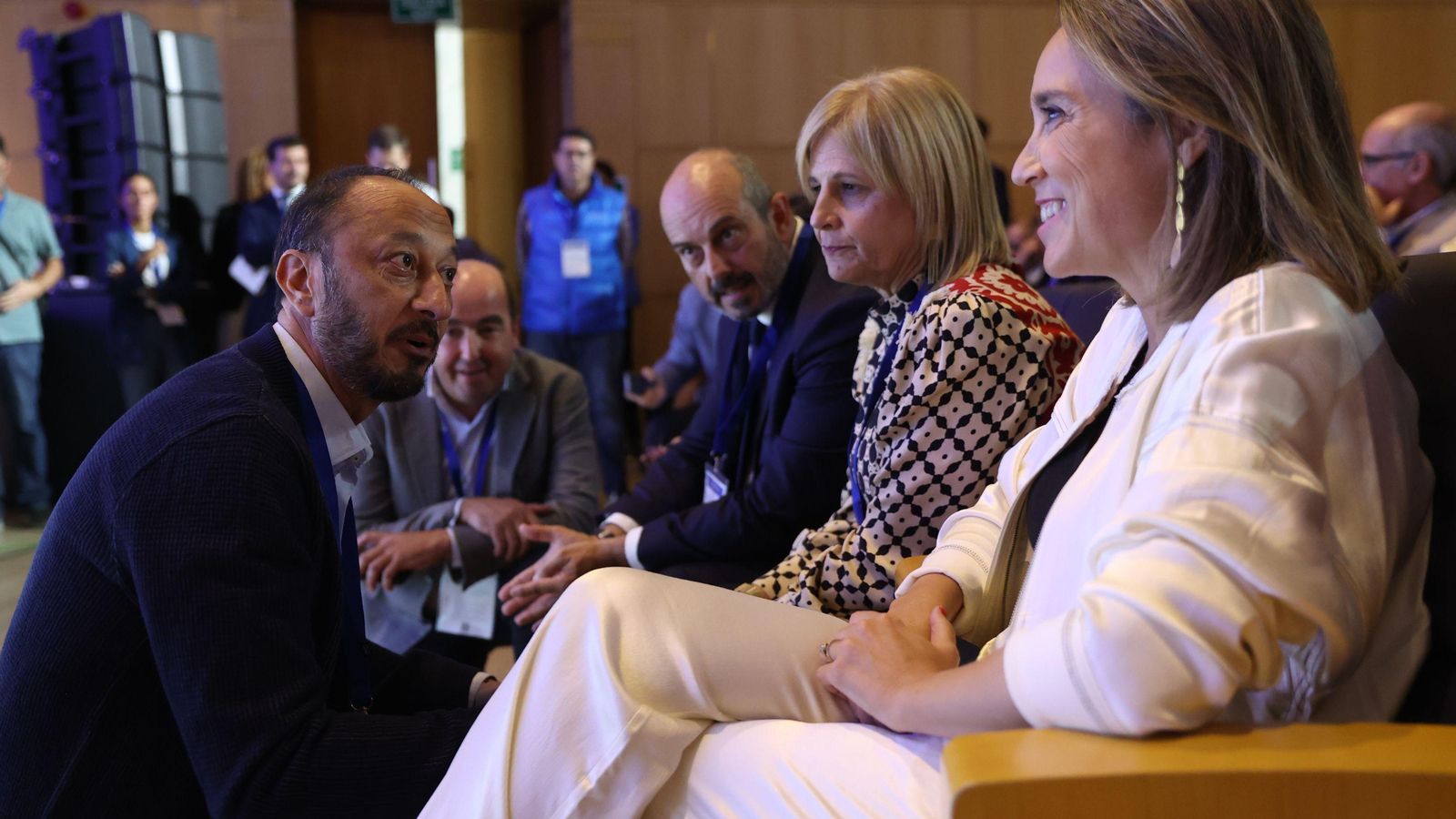 Alfonso Rodríguez Gómez de Celis (PSOE), hablando con Cuca Gamarra y María José García-Pelayo (PP).