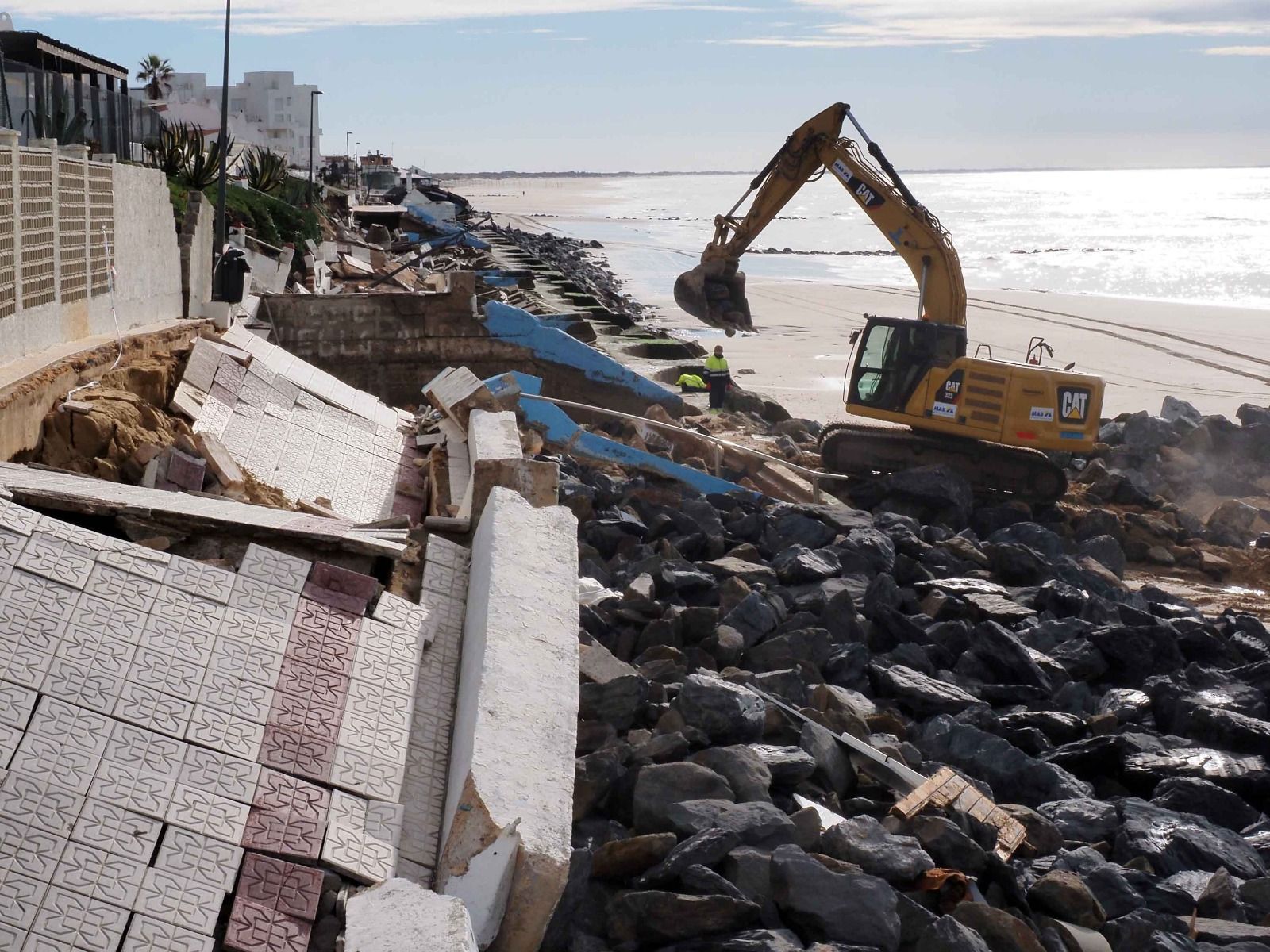 Las fotos de los destrozos del temporal en el paseo marítimo de Matalascañas