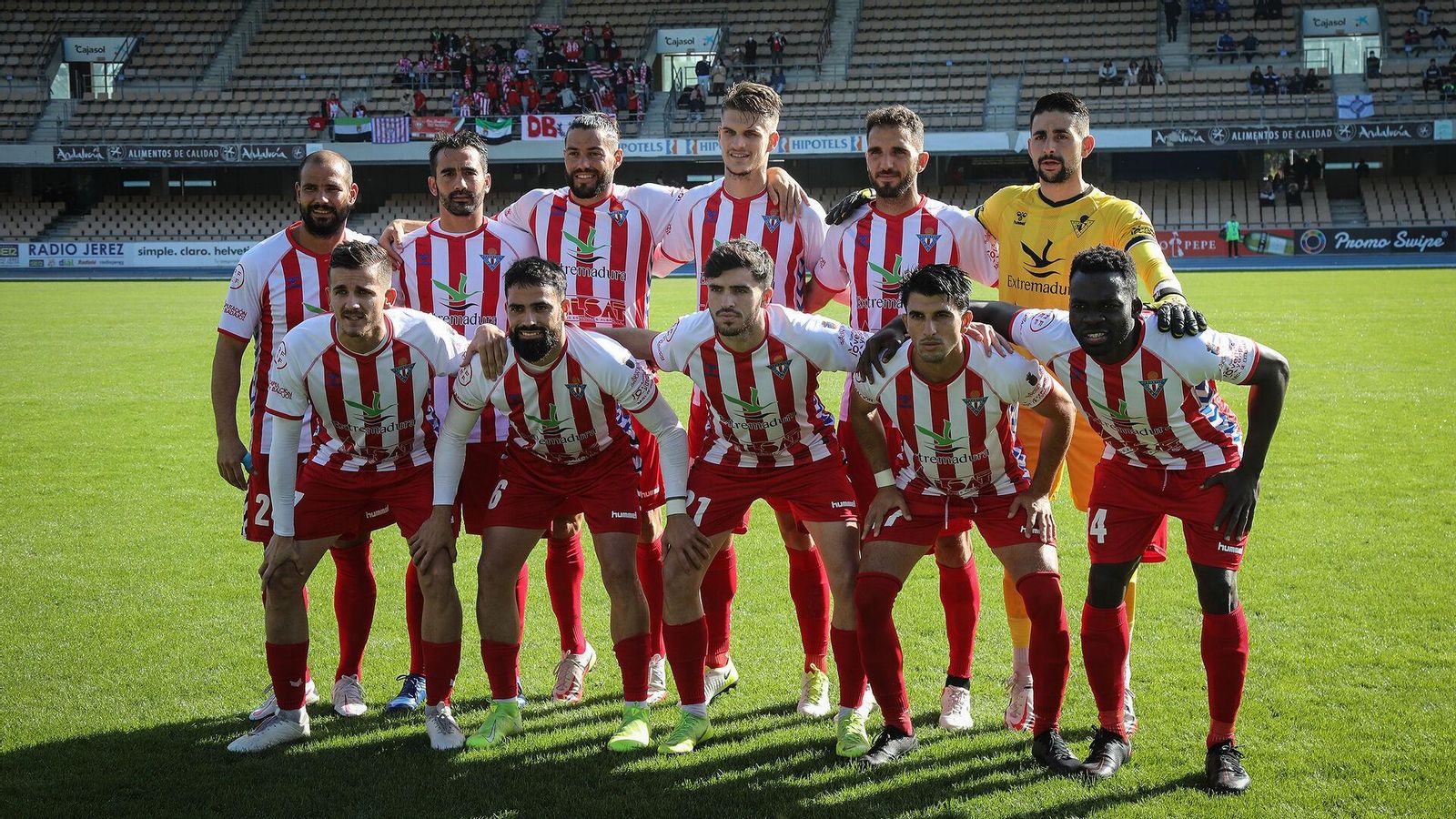 David Agudo, el tercero por la izquierda de pie, con el Don Benito en Chapín.