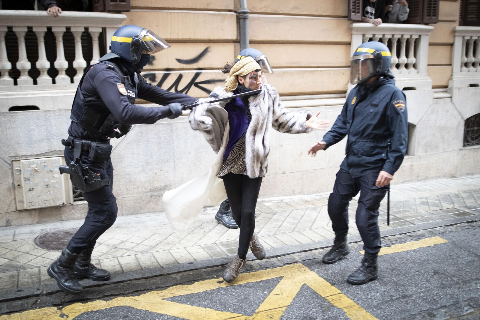 Todas las imágenes de la intervención policial contra unos okupas en Granada: tensión, detenidos y un herido