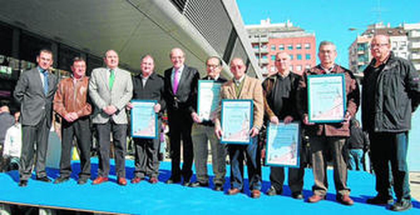 Foto de familia de los homenajeados con Pedro Rodríguez, Manuel García-Izquierdo, Ángel Sánchez y Pedro Nieto, ayer, en el Mercado del Carmen.