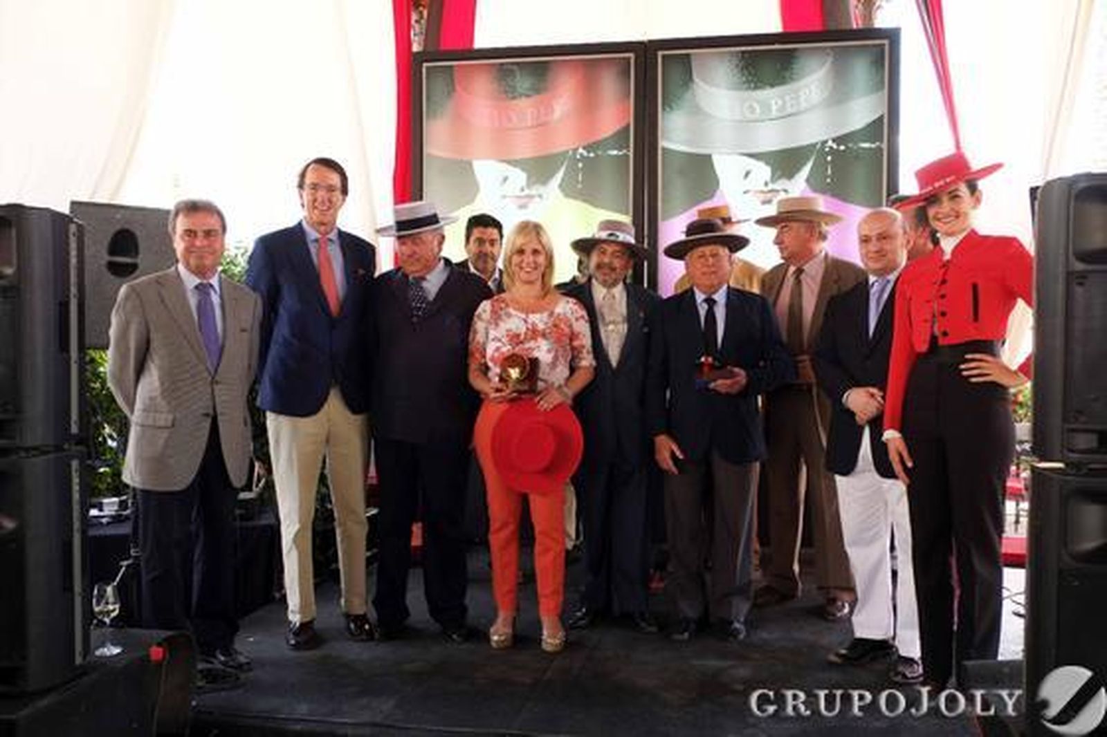 ‘Foto de familia’ de patrocinadores, organizadores  y homenajeados.

Foto: Manu Garcia