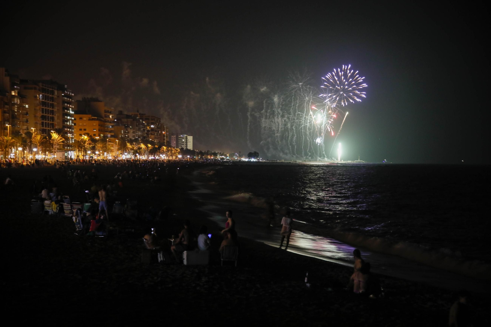 Las mejores imágenes de los fuegos artificiales de la feria de Almeria