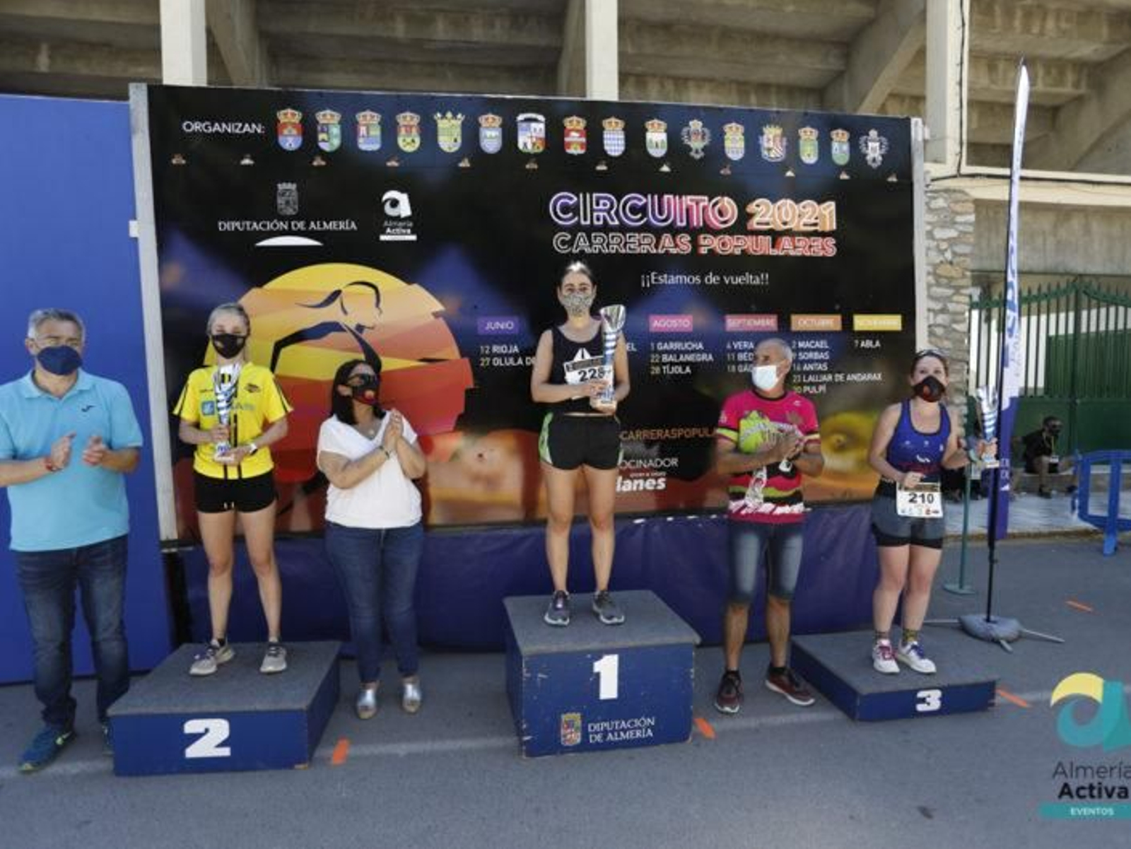 La entrega de premios se hizo en la puerta del polideportivo José Juan Rodríguez