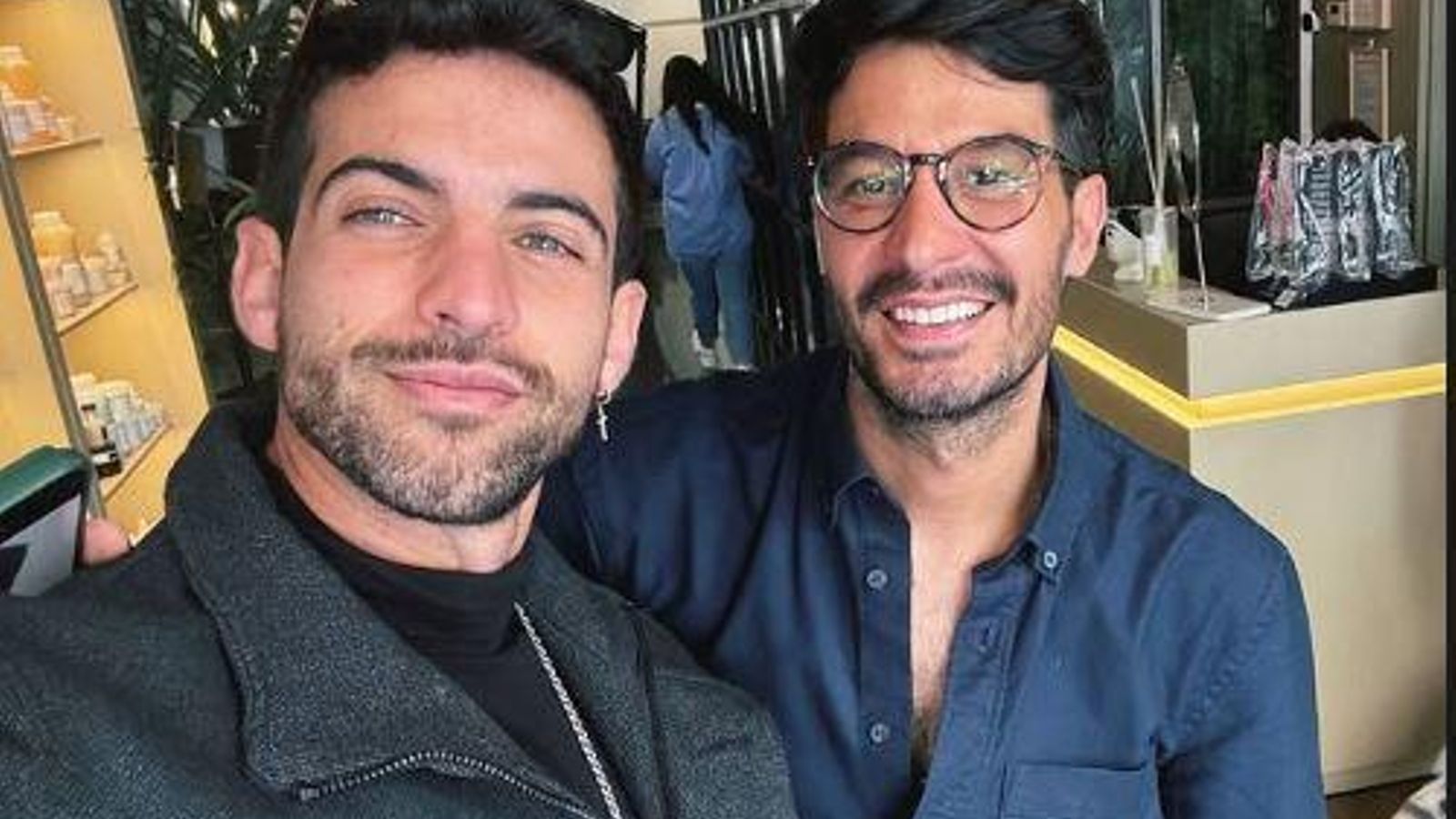 El actor junto al peluquero Moisés Giraldo.