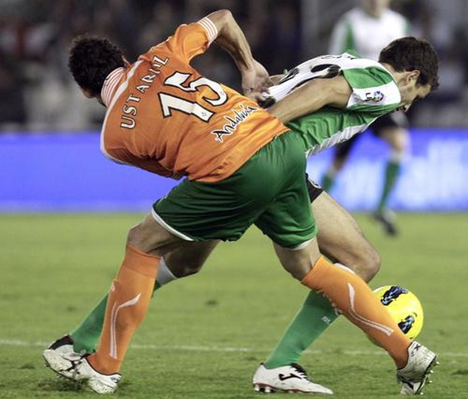 Uztáriz intenta arrebatarle un balón a un contrario. / EFE