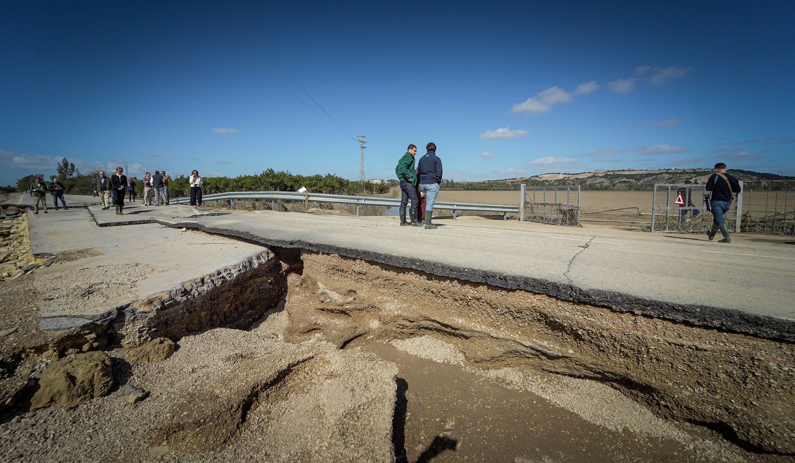 Imágenes de la visita de Juanma Moreno y el comisario europeo de Agricultura a los campos afectados por el temporal en Jerez