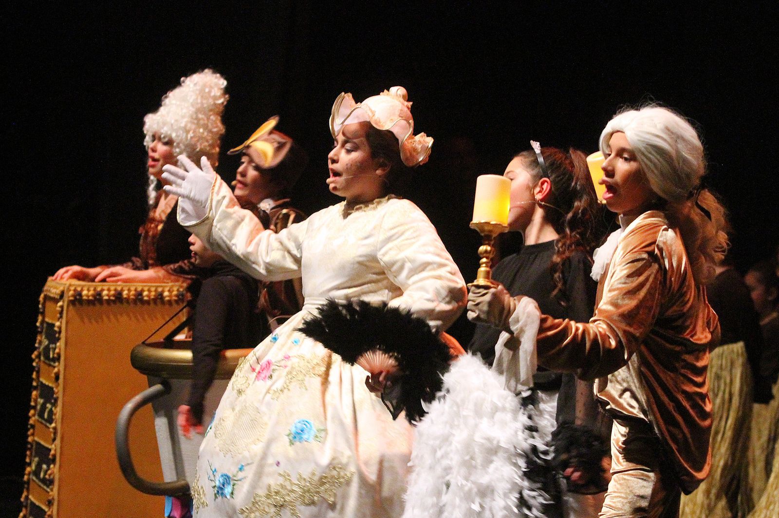 Imágenes de la representación 'El Ala Oeste' basado en la película de Disney 'La Bella y la Bestia'.