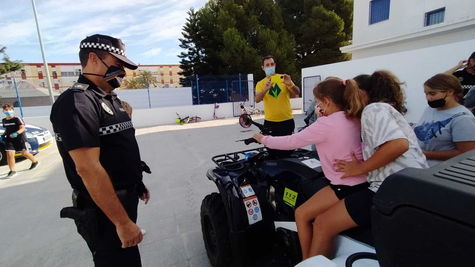 Los alumnos tuvieron la oportunidad de subirse a las motocicletas de la Policía Local.