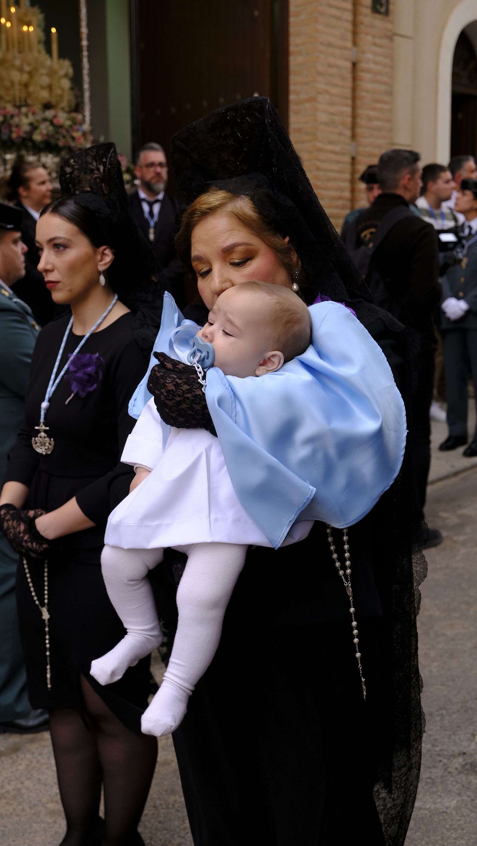 La Procesión de Los Ángeles de sobrepuso a la lluvia, en imágenes