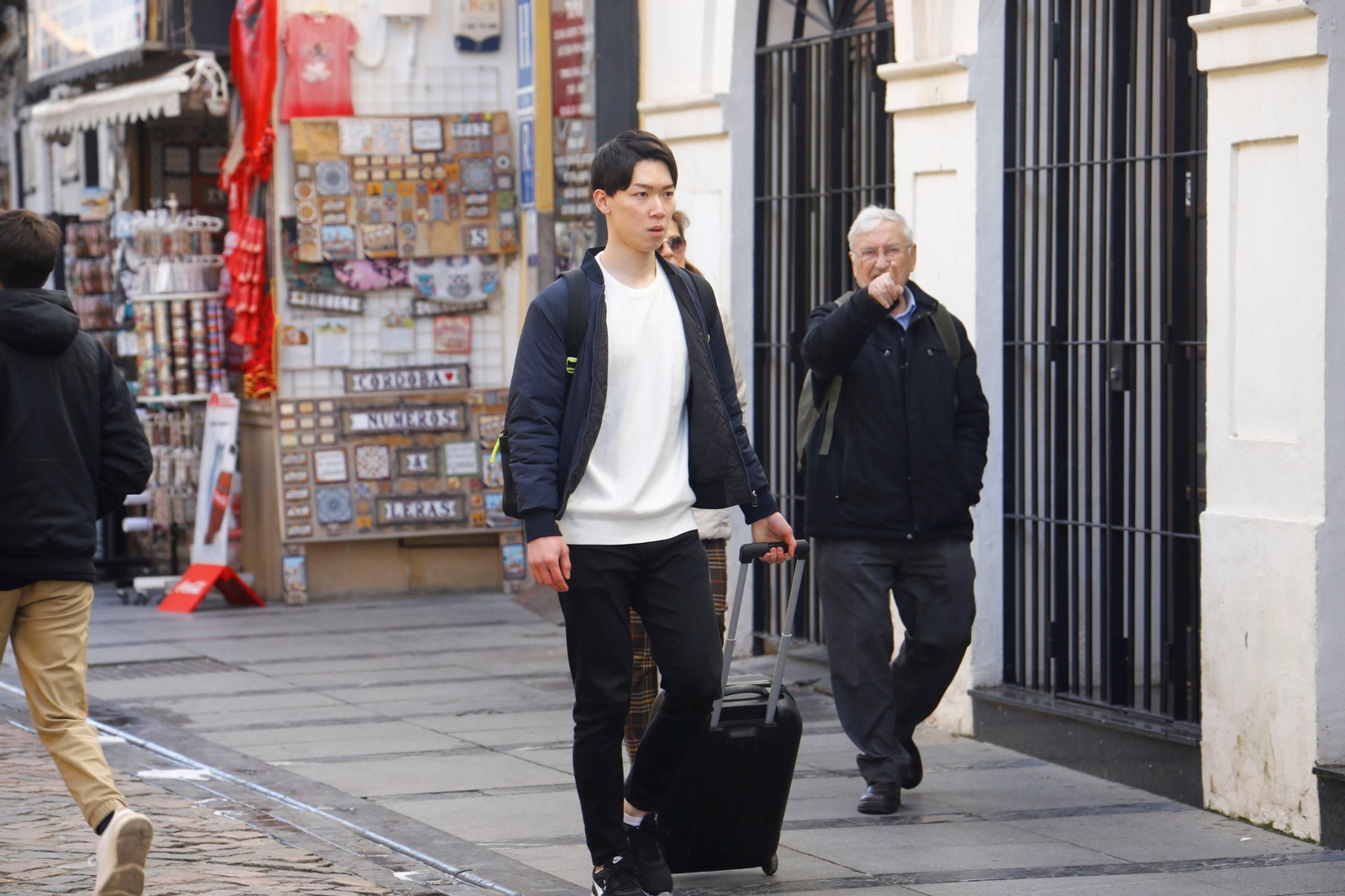 Un turista, con su maleta, en el entorno de la Mezquita-Catedral.