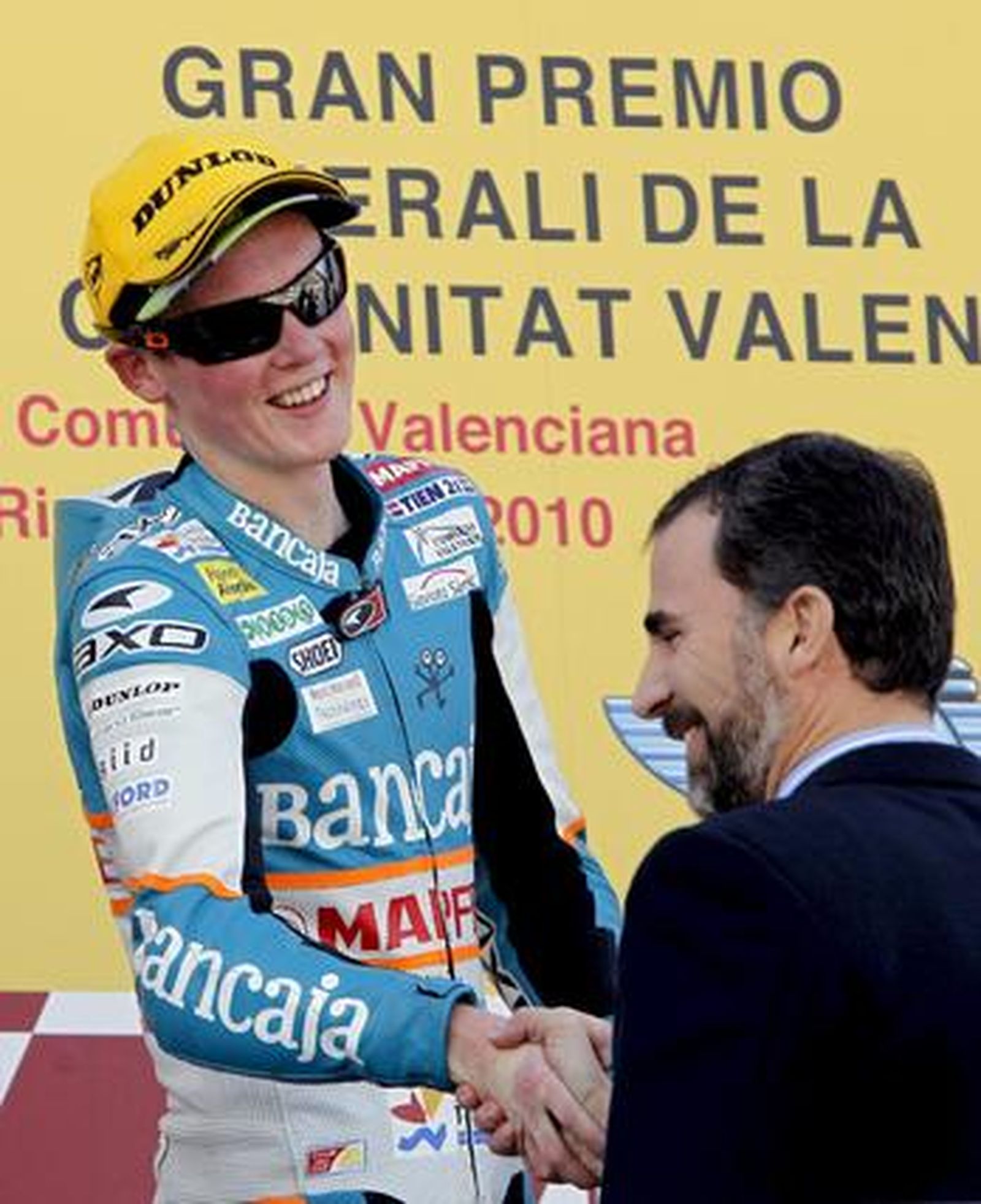 El principe Felipe saluda al piloto Bradley Smith, 125 c.c

Foto: J.C Cárdenas