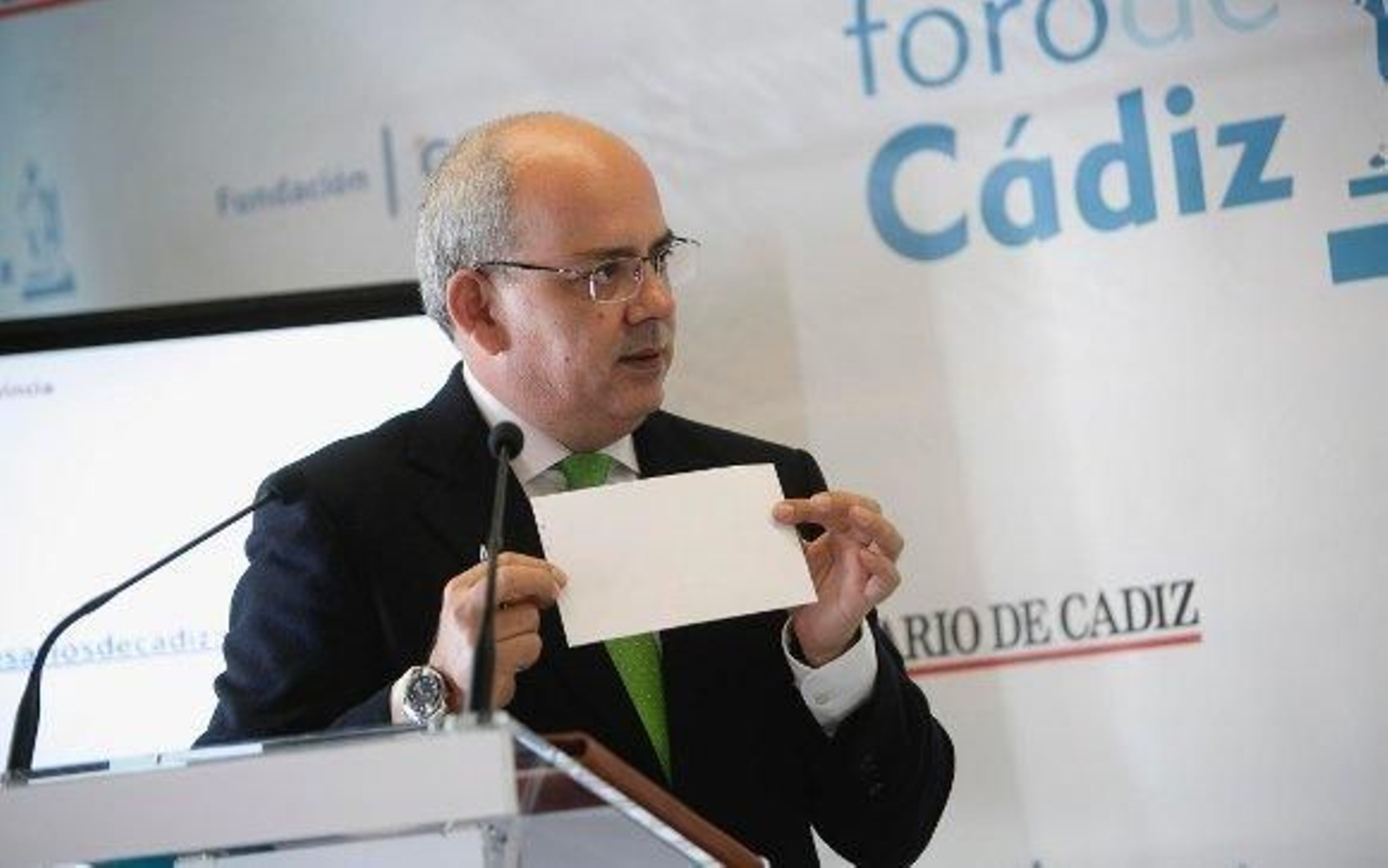 Javier Sánchez Rojas, presidente de la CEC, en un momento de su conferencia, ayer por la mañana en la Casa Pemán.  Foto: Lourdes de Vicente