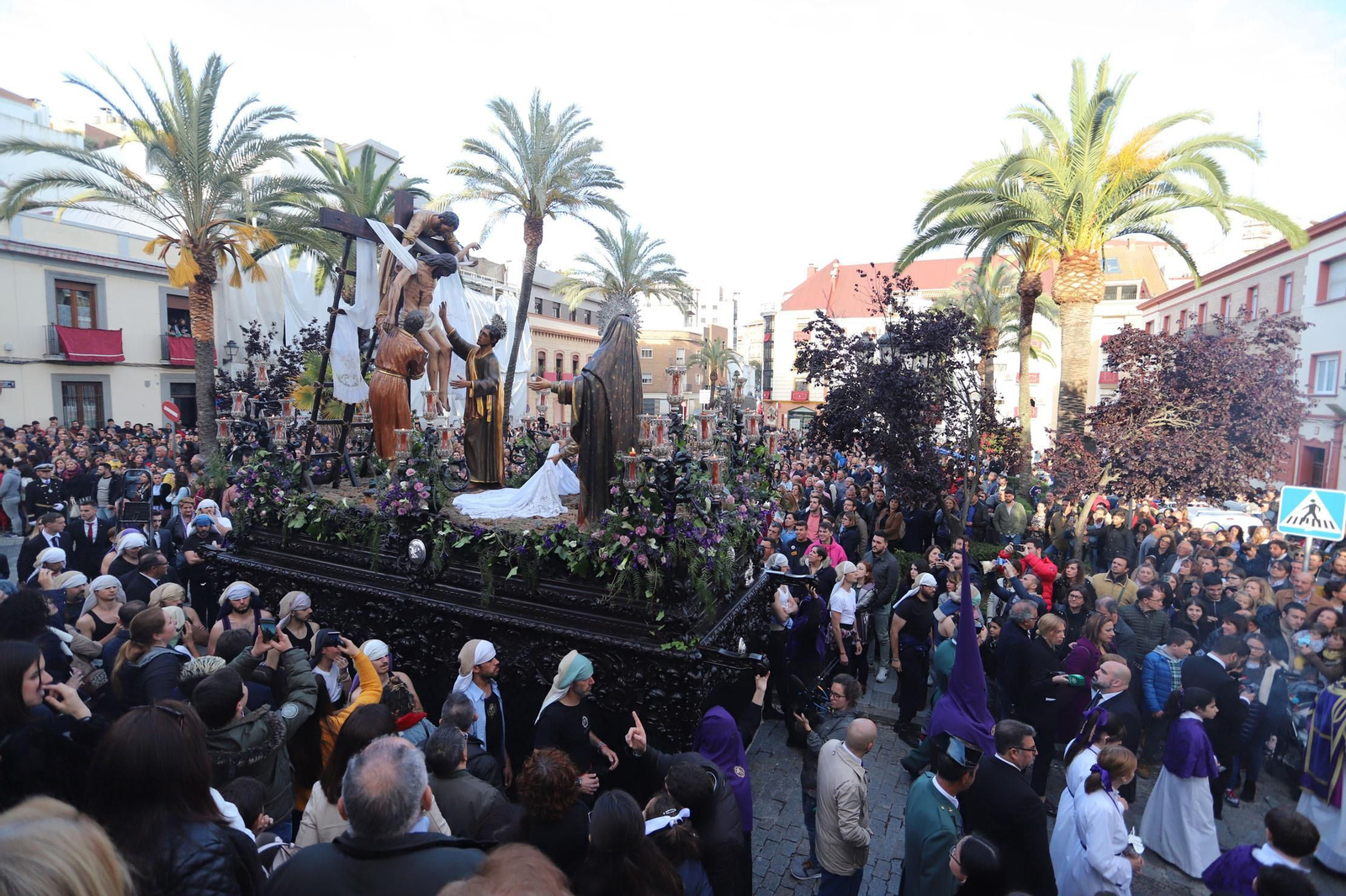 El paso de misterio de la Hermandad del Descendimiento avanza por una Plaza de San Pedro llena de gente, a su salida de la Parroquia Mayor.