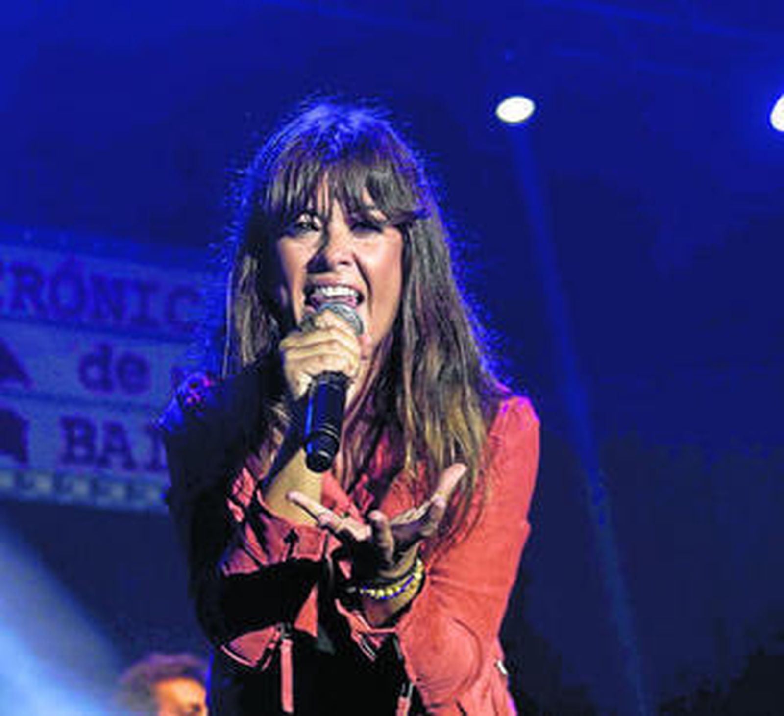 La artista malagueña Vanesa Martín en uno de los muchos intensos momentos de su concierto.