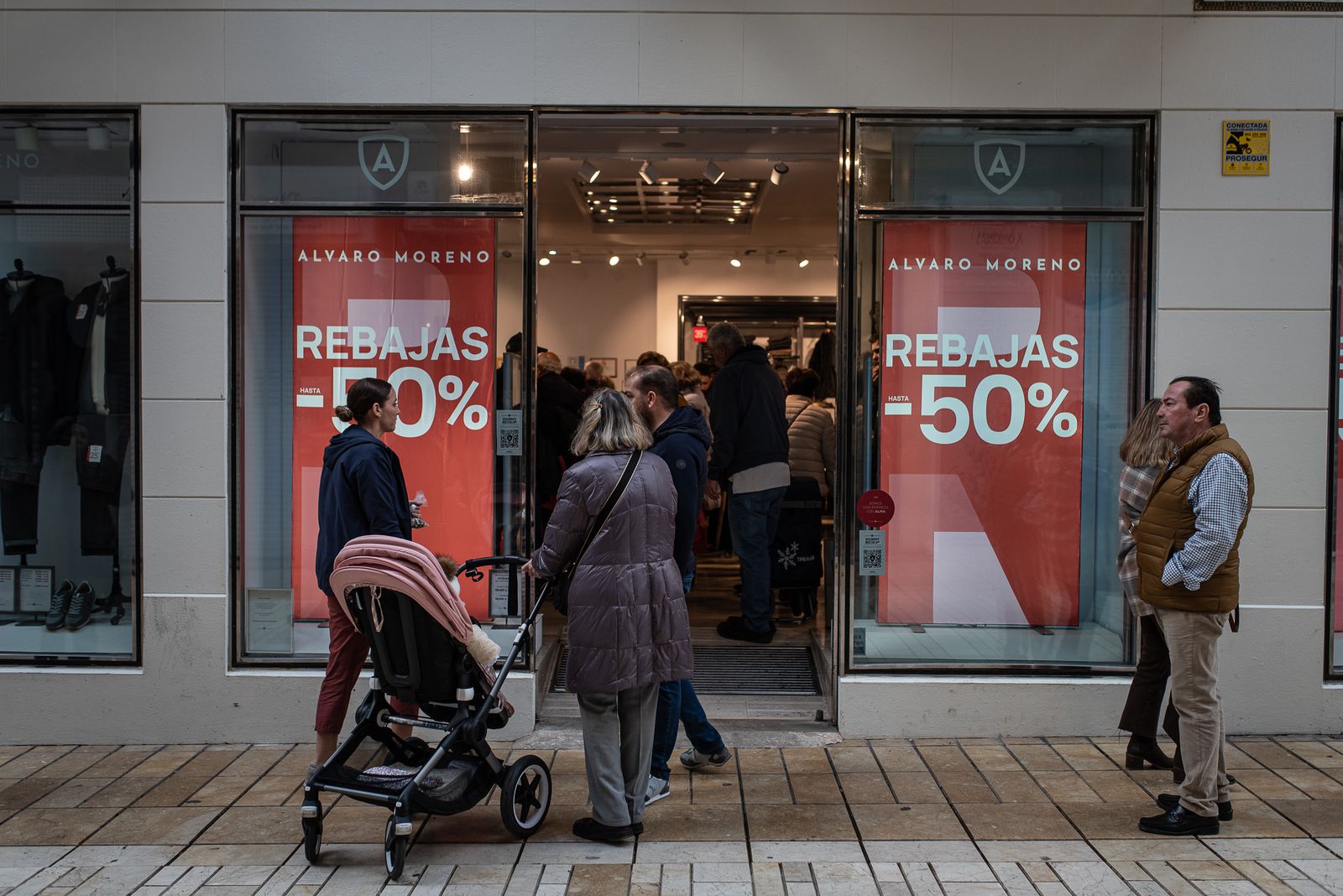 Imágenes del primer día de rebajas en los comercios de Huelva