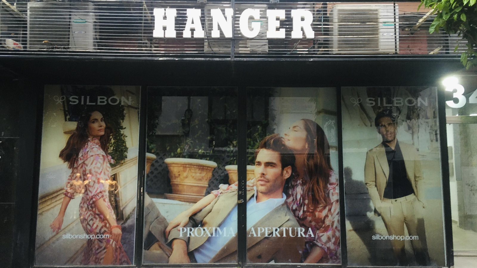 En el escaparate del futuro comercio se pueden ver a los modelos Eugenia Silva y Jon Kortajarena.