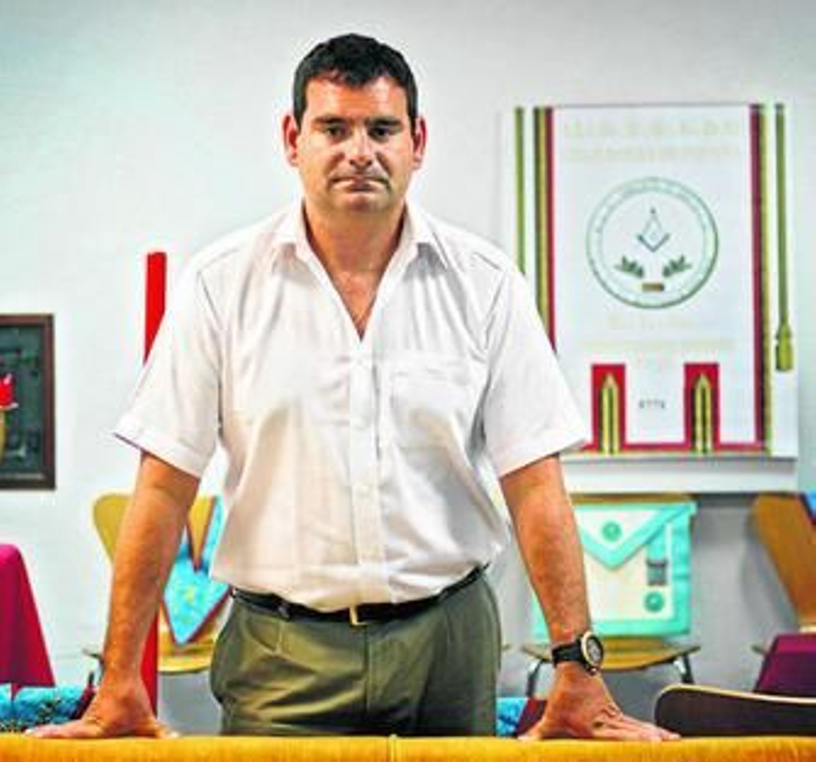 Keith Sheriff, ante la exposición sobre la masonería instalada en la sede del Ateneo.