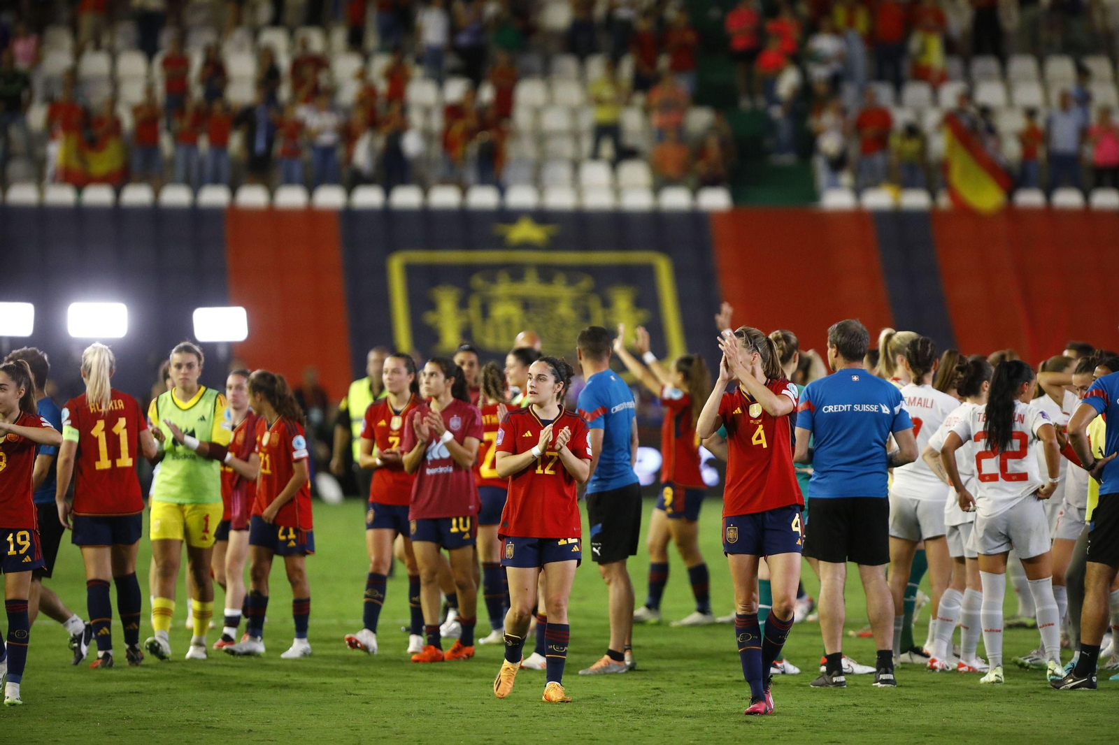 Las jugadoras españolas agradecen al público cordobés su apoyo. Las jugadoras españolas agradecen al público cordobés su apoyo.