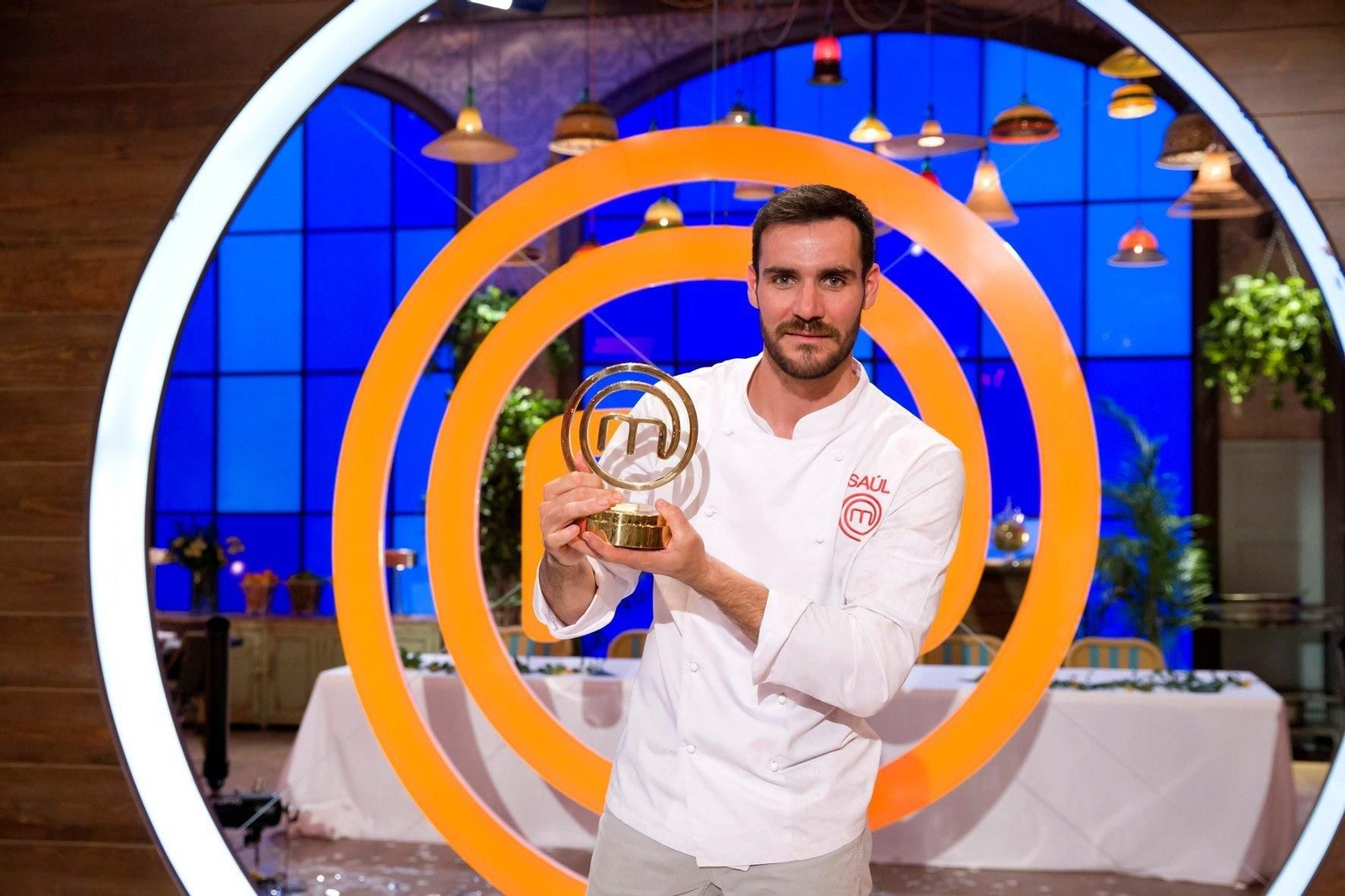 Saúl Craviotto alza su trofeo de ganador de 'Masterchef II'.