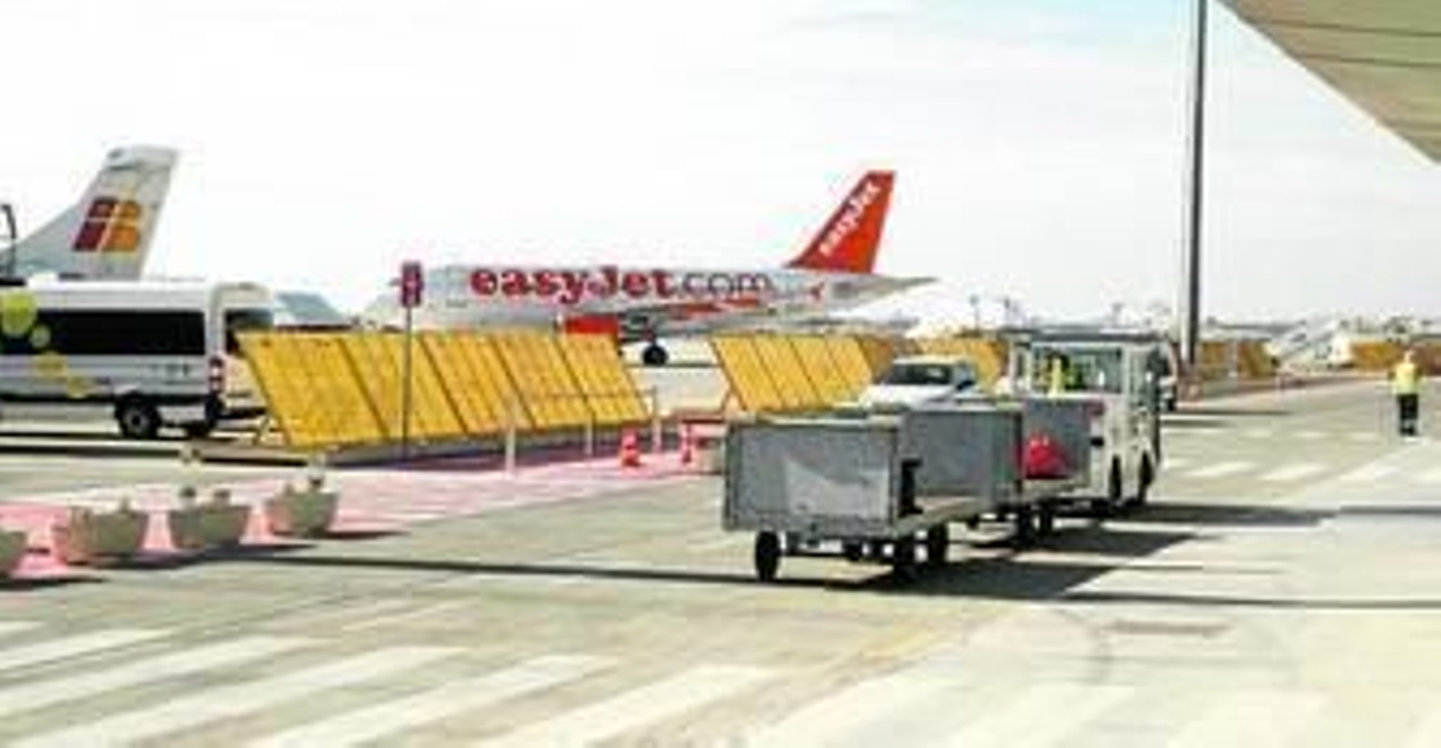 El aeropuerto de Almería ha invertido más de 50 millones de euros en su ampliación desde 2007, que incluye 47.000 metros cuadrados para el envío de mercancías por aire. El aeropuerto de Almería ha invertido más de 50 millones de euros en su ampliación desde 2007, que incluye 47.000 metros cuadrados para el envío de mercancías por aire.
