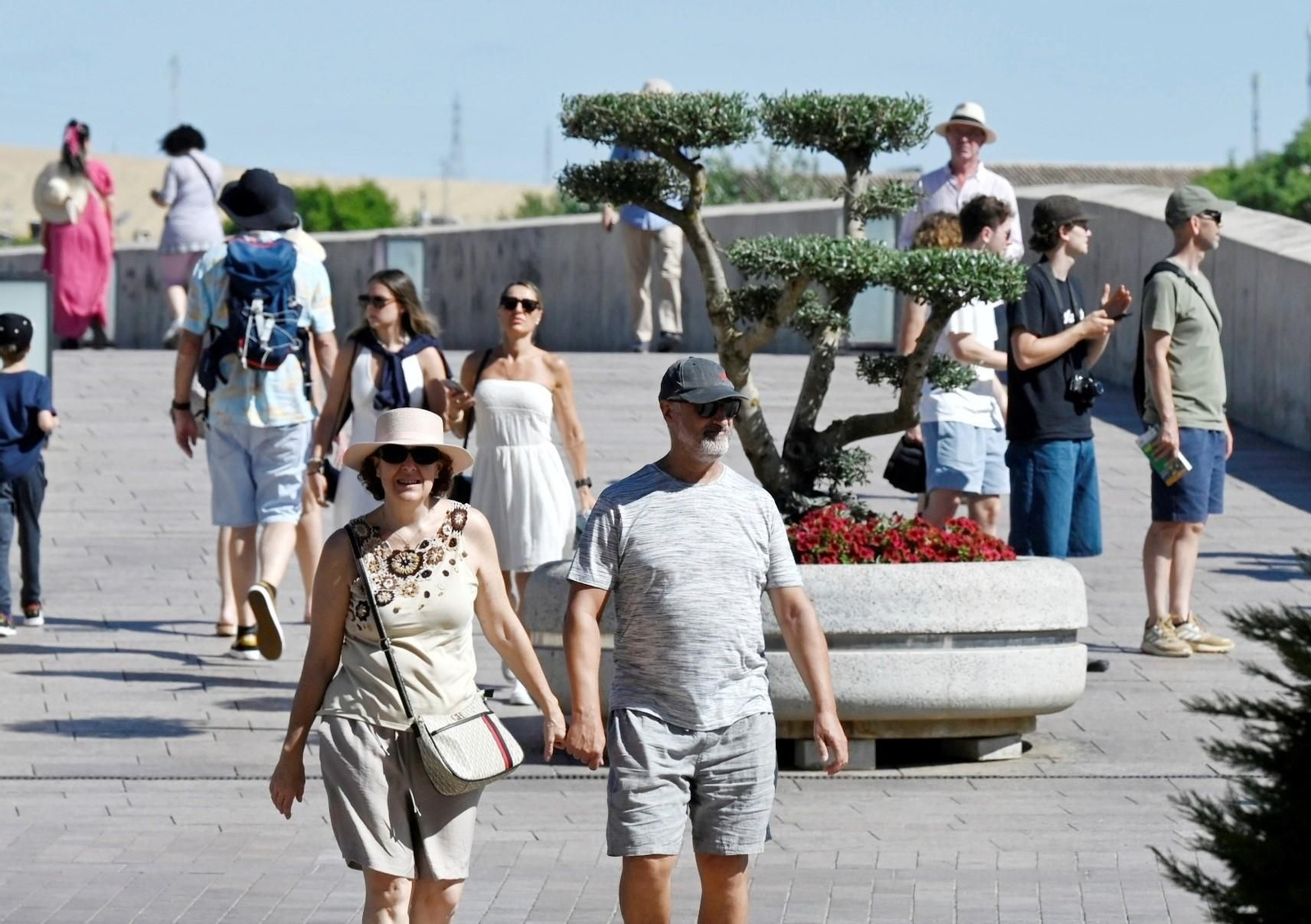 Turistas pasean por el Puente Romano de Córdoba.