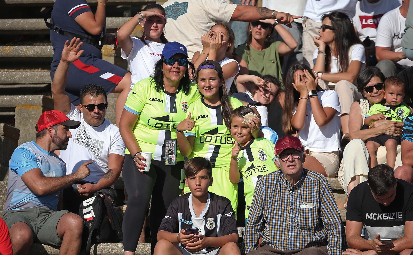 Fotos de la afición durante el Balona - Córdoba en el estadio municipal de La Línea