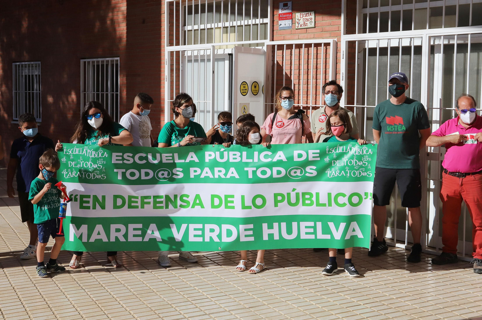 Imágenes de la concentración de profesores, padres y alumnos del Colegio Tres Carabelas