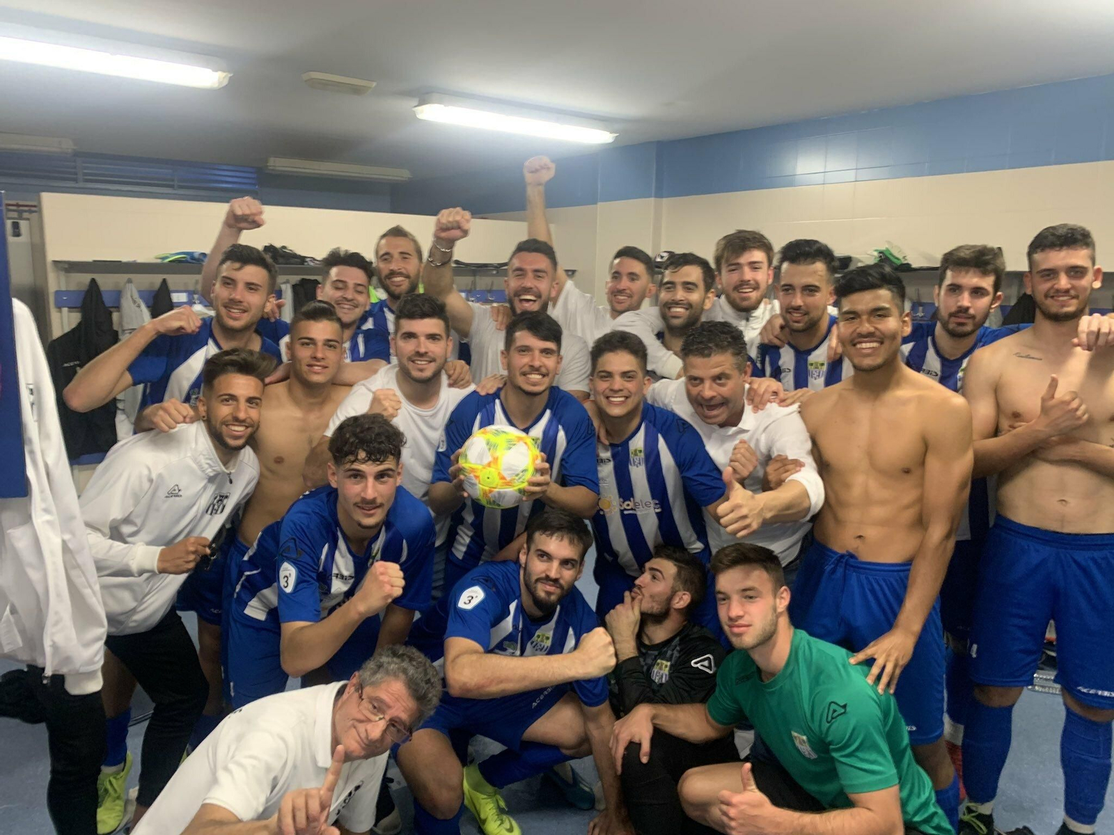 El Alhaurín celebra el triunfo en los vestuarios.