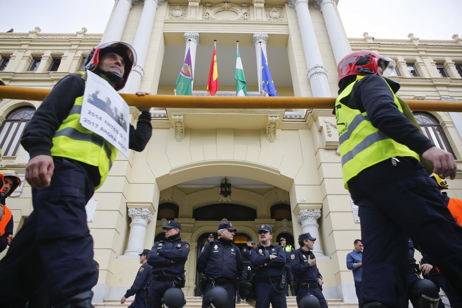 Las imágenes de la 'marcha fúnebre' de los bomberos en Málaga