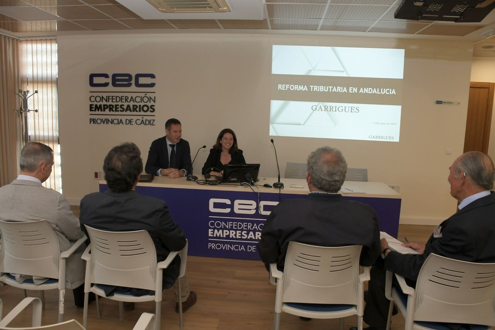 José María Pérez Gardey y Ana Ellauri, de Garrigues, durante la jornada.