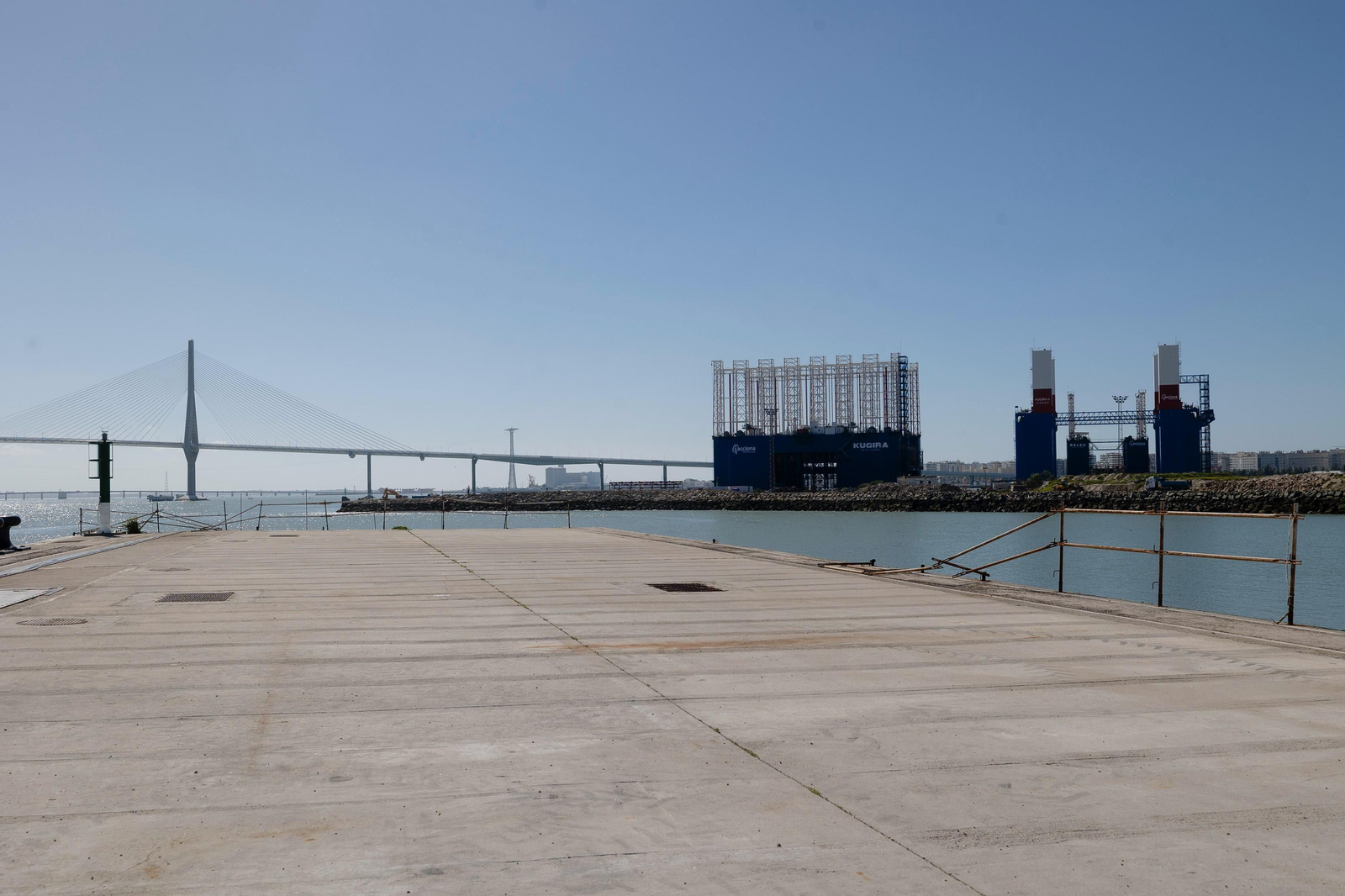 Imágenes del acto de la puesta de la primera piedra de la segunda fase de la ampliación de la nueva terminal de contenedores del puerto de Cádiz