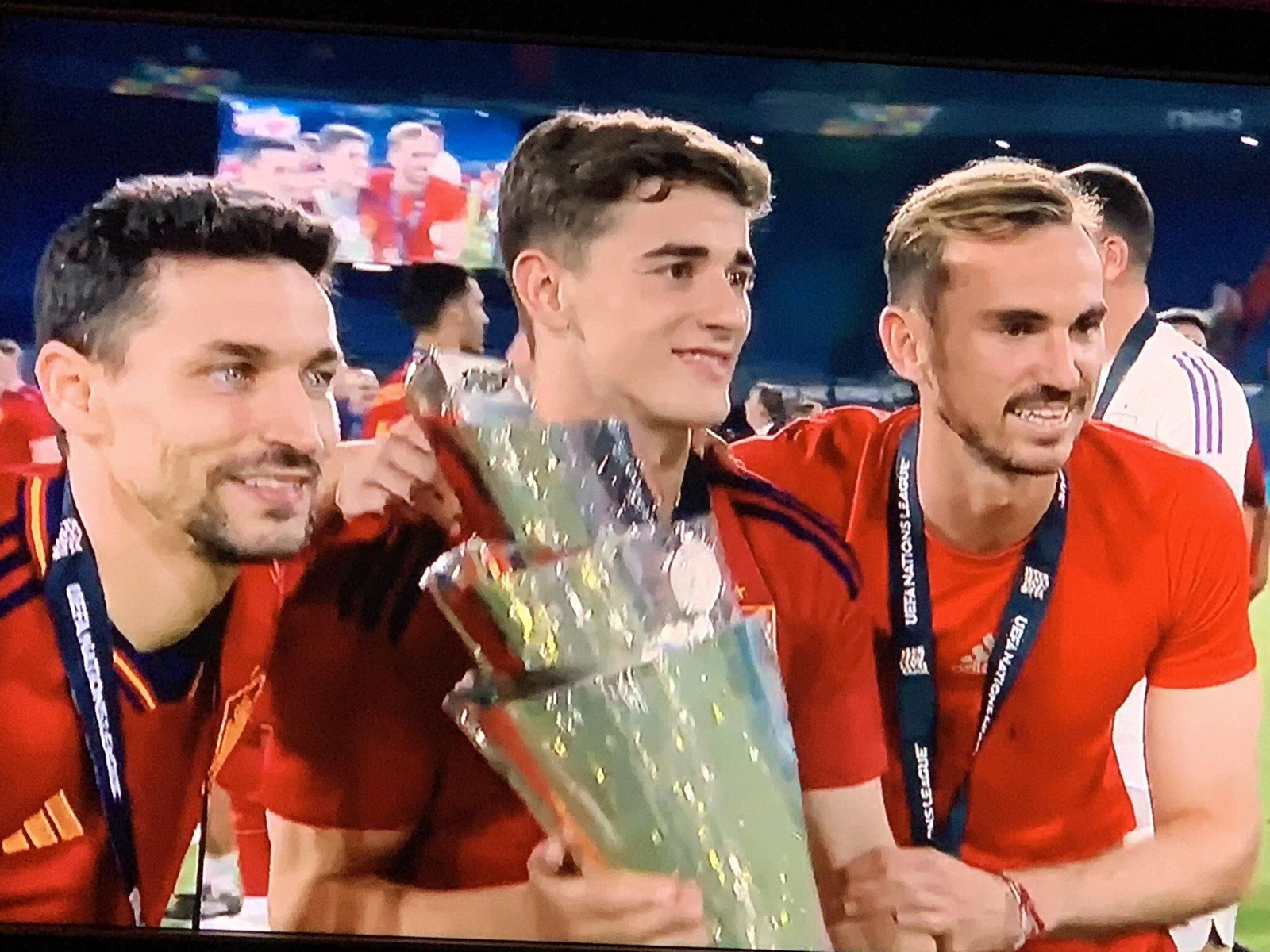 La foto de Jesús Navas, Gavi y Fabián con la copa de la Liga de Naciones.