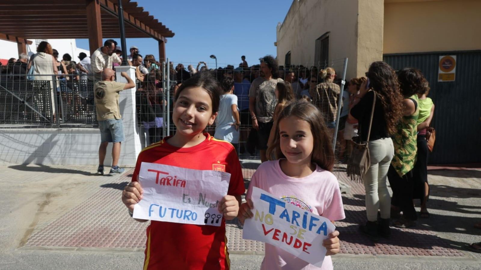 Dos niñas con una pancarta. Dos niñas con una pancarta.