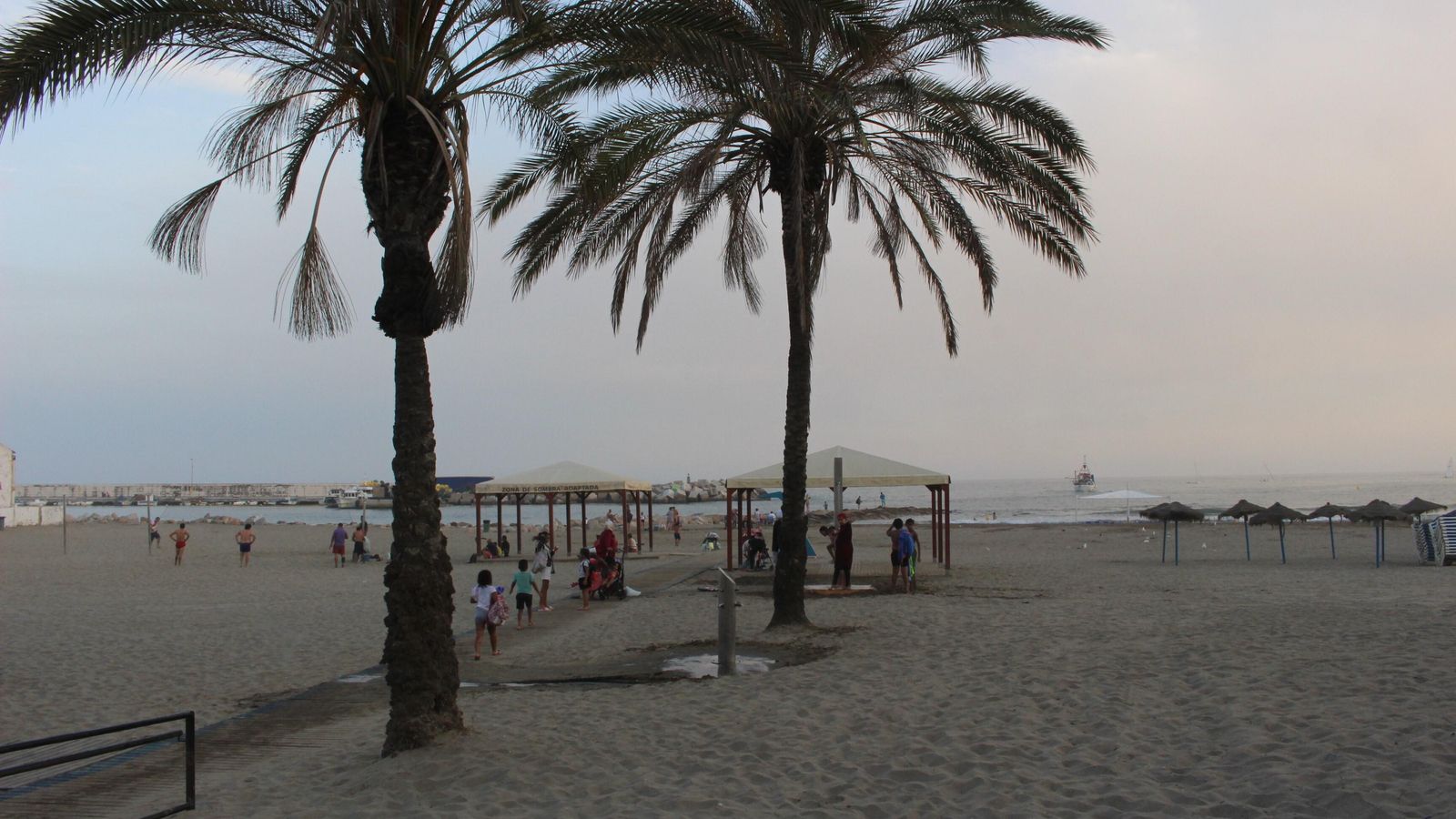 Ambiente (poco) en la playa de la Bajadilla, en Marbella.