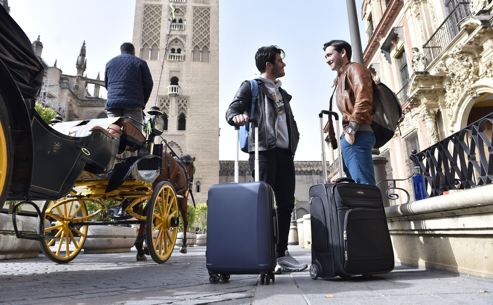 Turistas junto a la Catedral de Sevilla.
