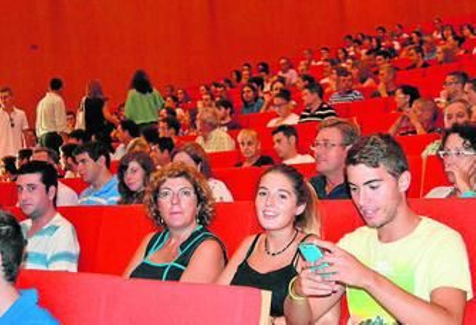 Estudiantes de primer año de carrera y sus familias, ayer, en el paraninfo.
