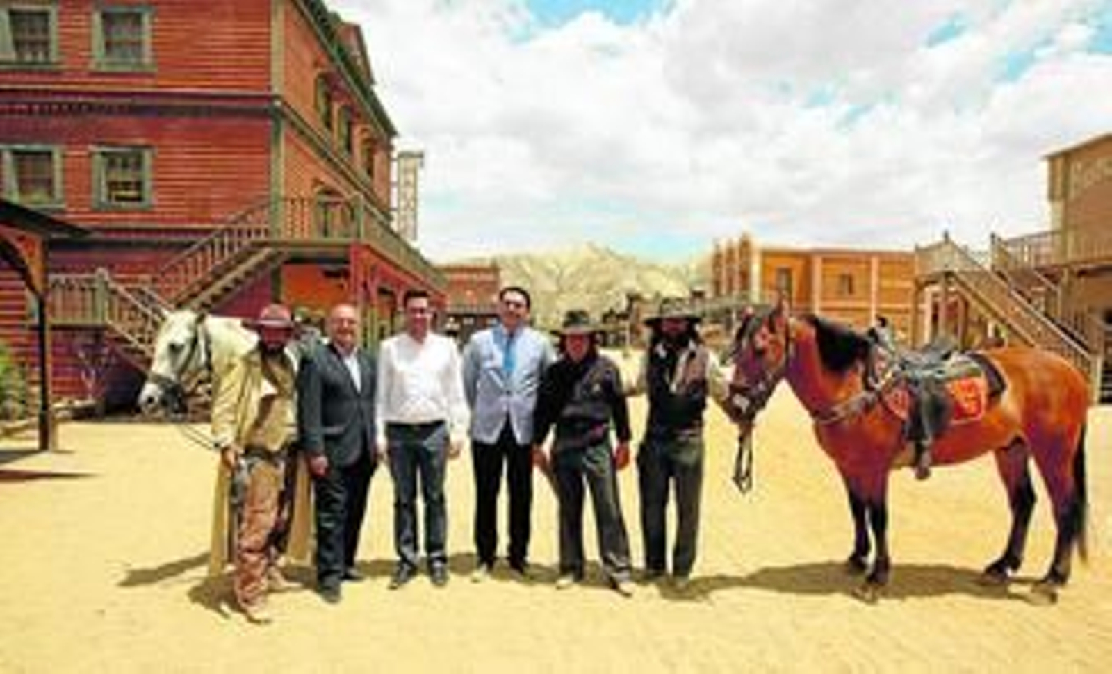 Francisco Javier Fernández junto a José Díaz, alcalde de Tabernas y Carlos Rosado de la Andalucía Film.