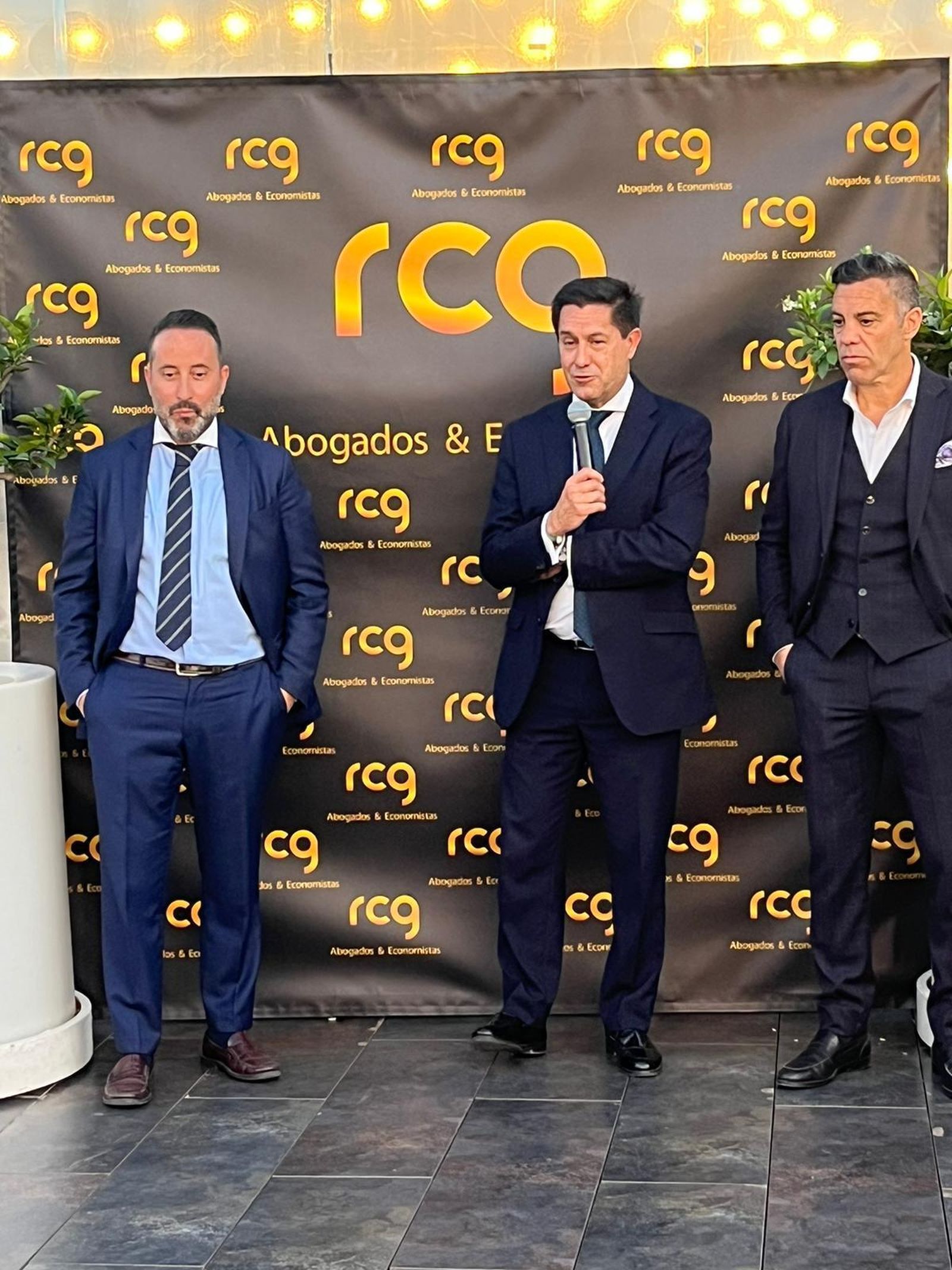 Juan Bustos se dirige a los asistentes junto a Luis Ramajo y Pier Luigi Cherubino.