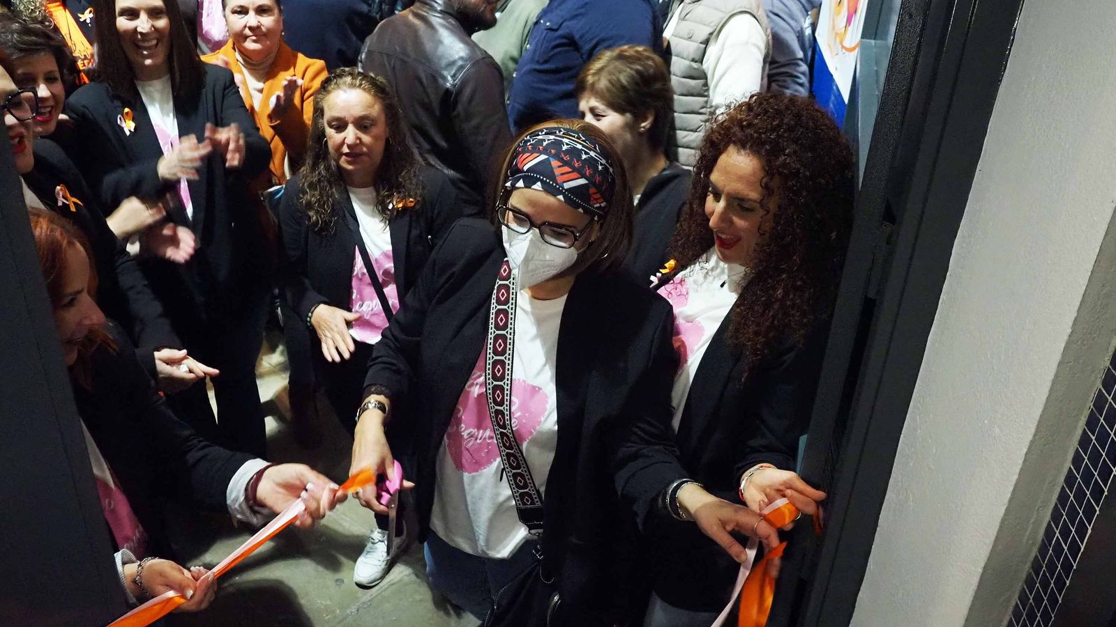 Momento del corte de la cinta de la nueva sede de Aidocma