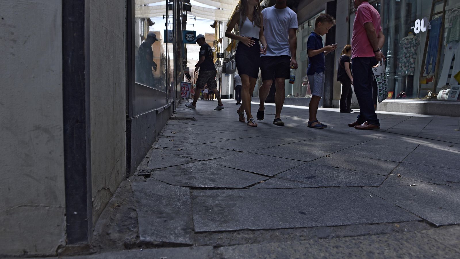 Pavimento manchado al comienzo de la calle Puente y Pellón con la Plaza de la Encarnación
