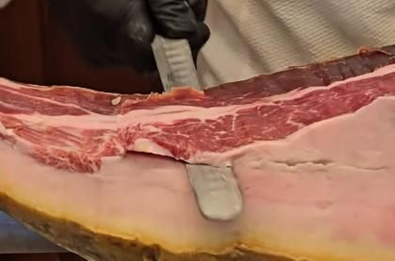 Un trabajador de Disneyland París cortando jamón ibérico