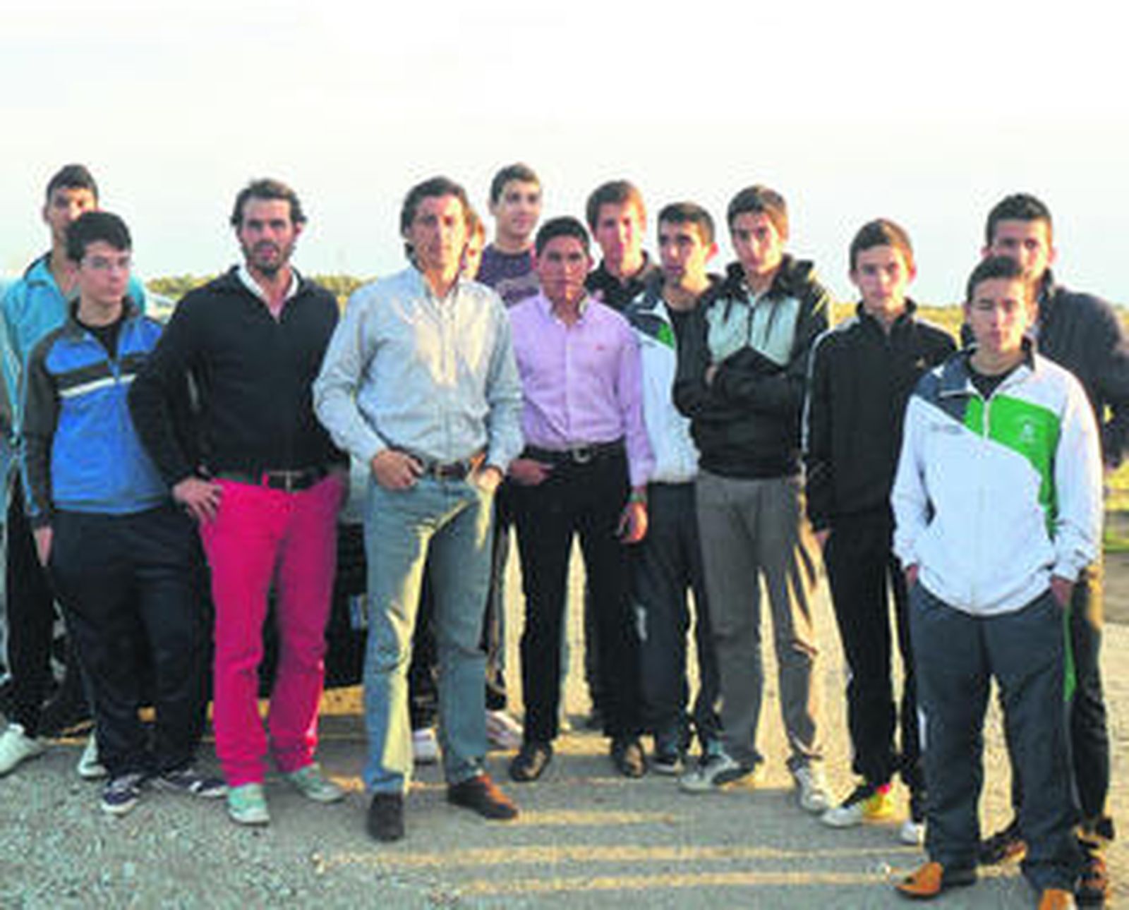 Ruiz Manuel y El César rodeado de alumnos en la concentración que tuvieron recientemente en tierras bravas de Jaén.