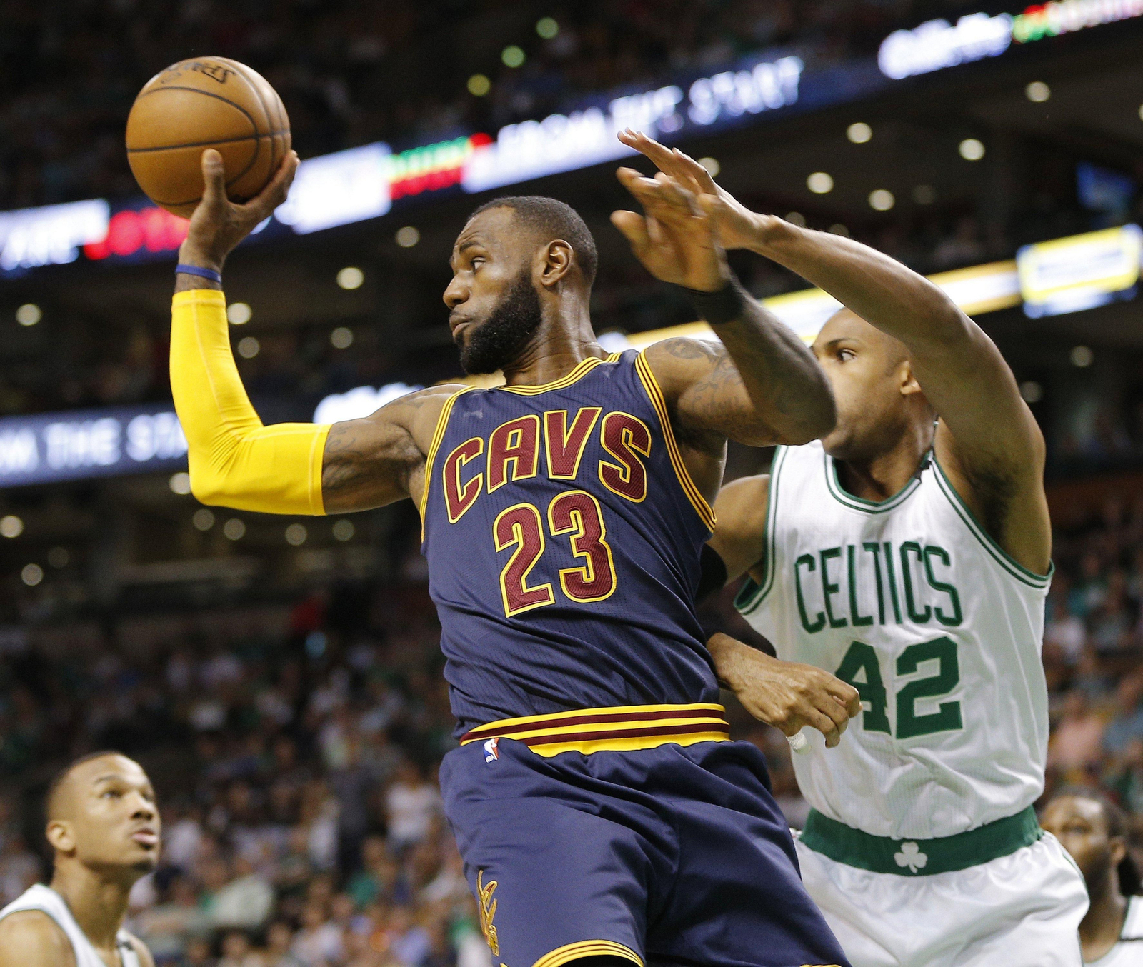 El jugador de Cleveland Cavaliers LeBron James pasa la pelota en presencia del pívot de Boston Celtics Al Horford.