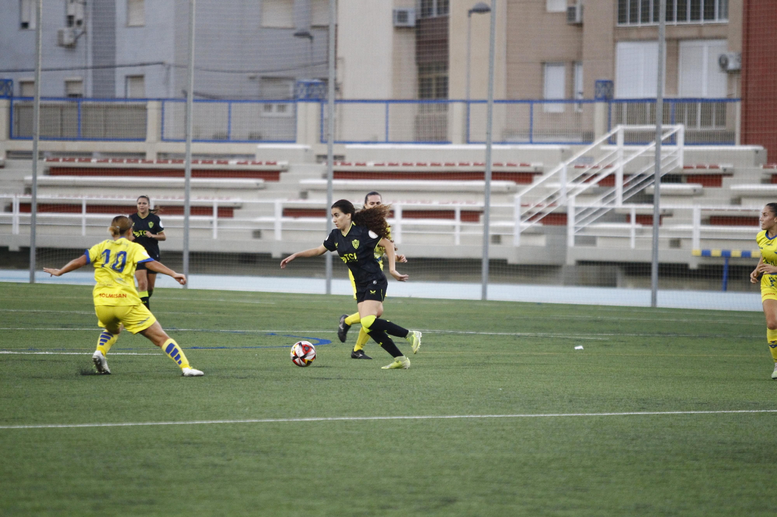 La almeriense Ángela Moreno conduce el balón durante un partido disputado esta temporada. La almeriense Ángela Moreno conduce el balón durante un partido disputado esta temporada.