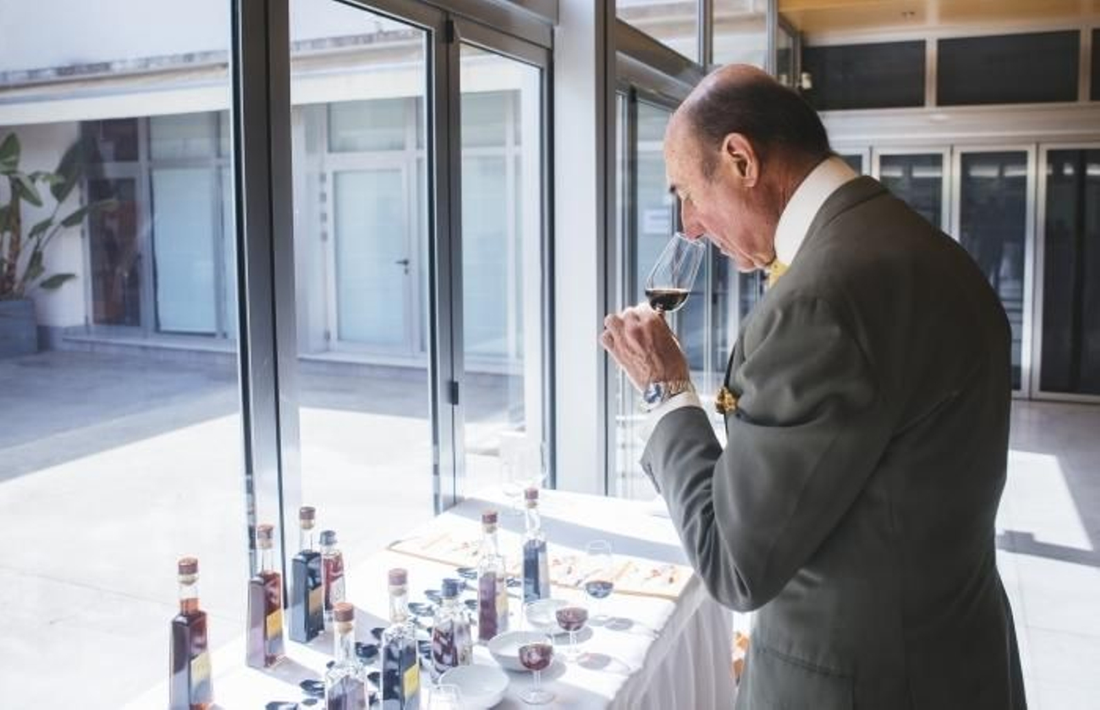 El presidente del Consejo Regulador, Beltrán Domecq, cata distintos tipos de Vinagre de Jerez. El presidente del Consejo Regulador, Beltrán Domecq, cata distintos tipos de Vinagre de Jerez.