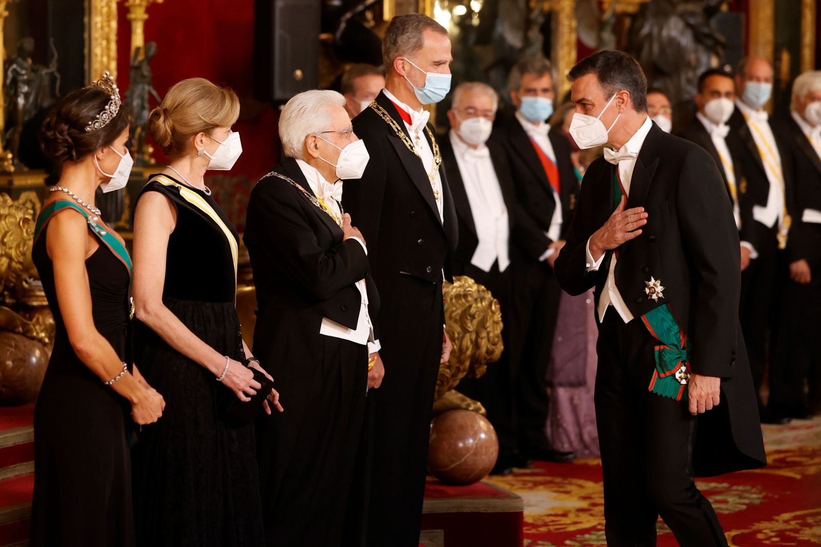 Pedro Sánchez saluda a los Reyes y al presidente de la república italiana