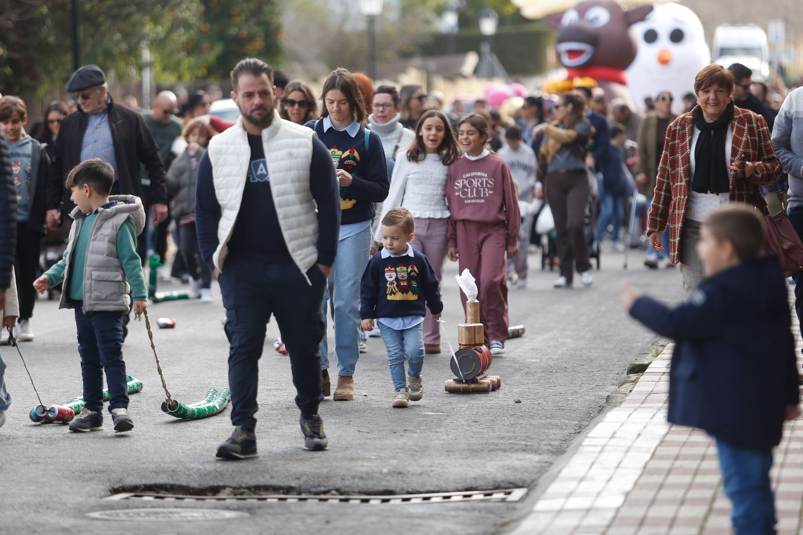 Búscate en las fotos del arrastre de latas 2026 en Los Barrios