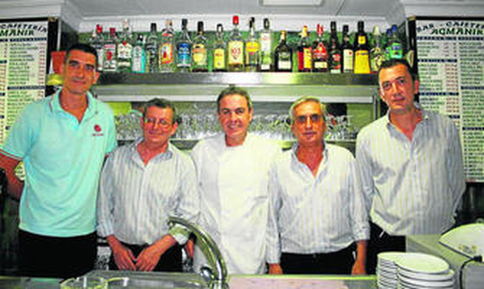 Agmanir, en el centro de Huelva, es un bar-cafetería que desde hace 46 años se ha convertido en un lugar ideal para que reuniones de amigos degusten una amplia gama de exquisitas tapas.